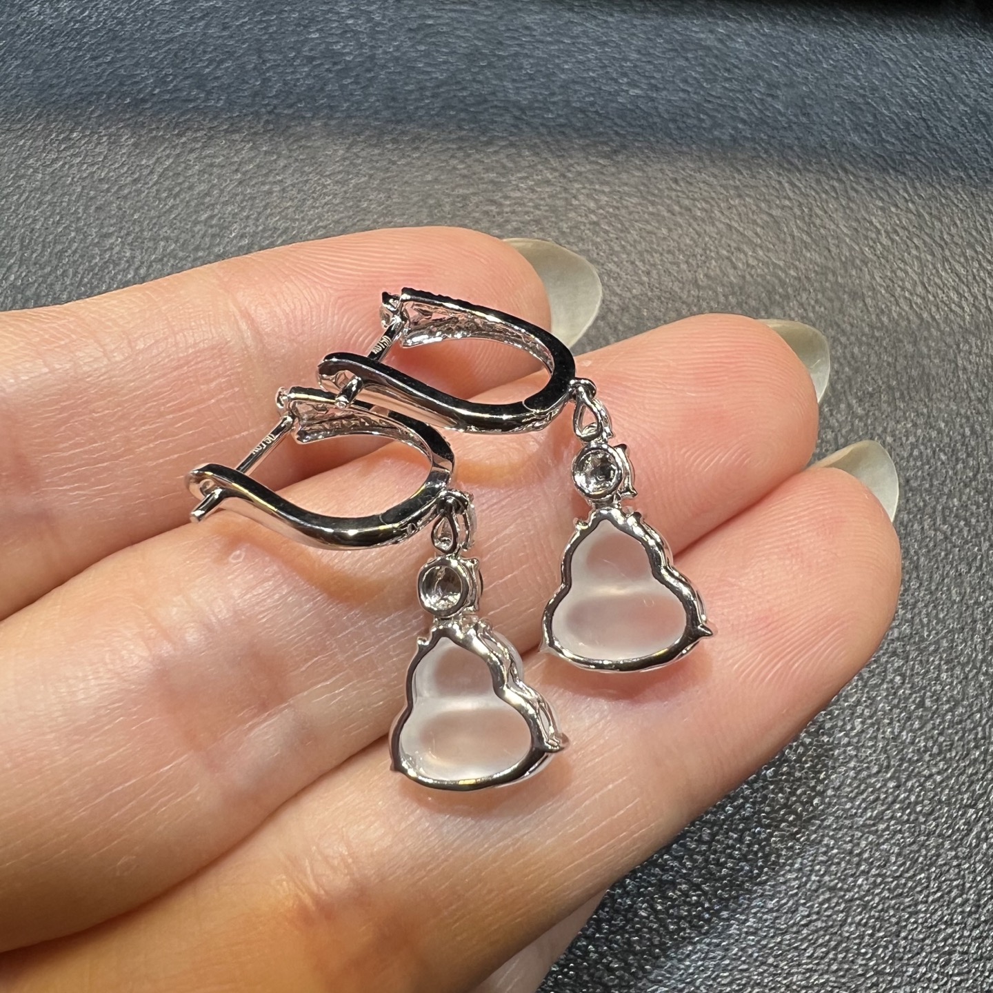 ️18k金钻石镶嵌冰种起光翡翠白冰葫芦耳包耳坠天然缅甸翡翠A货，29-9.6-5.2