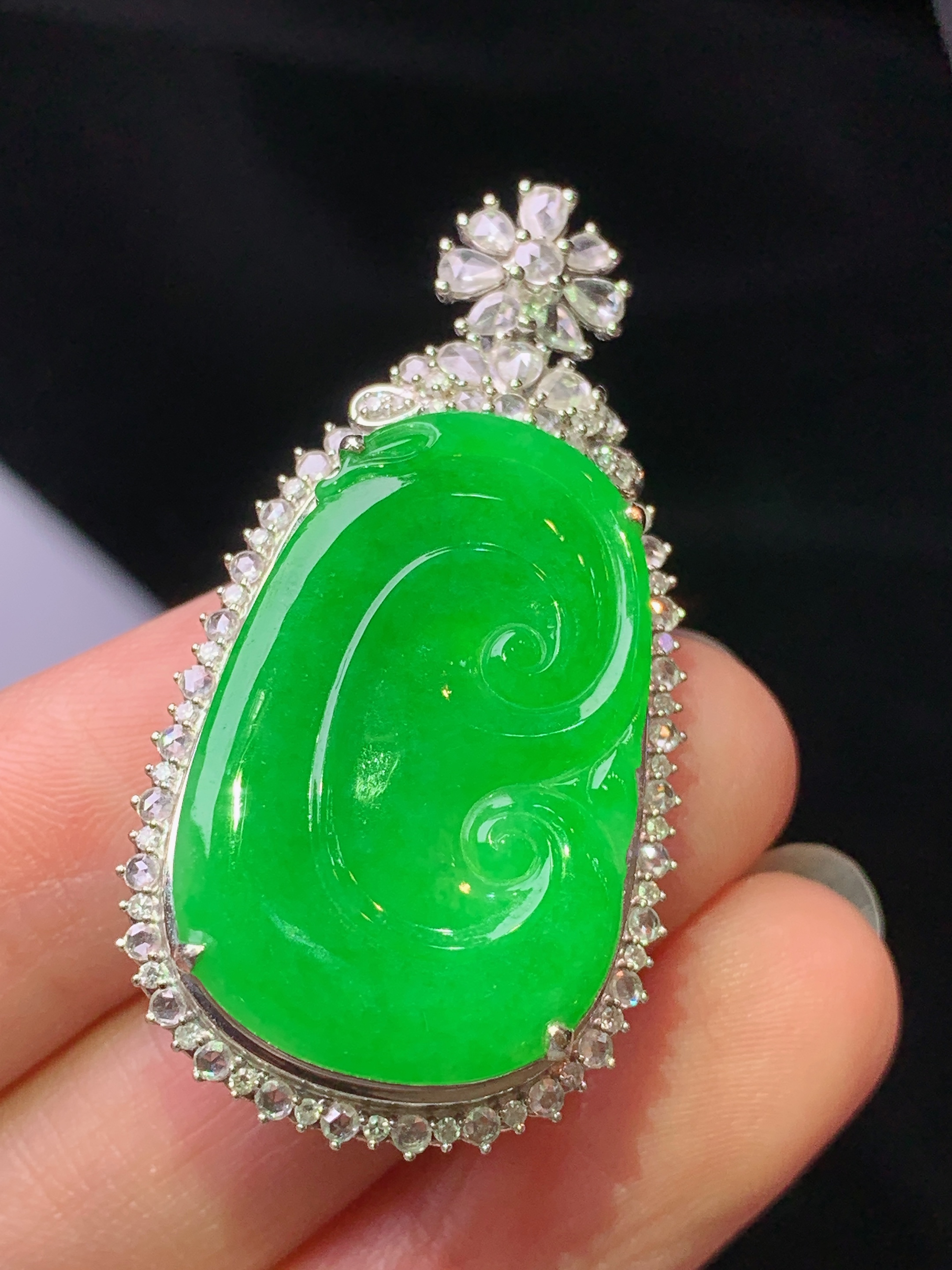 18k金钻镶嵌阳绿如意吊坠 玉质细腻 色泽艳丽清新 水润亮眼 整体尺寸42*22.3*10.5x9