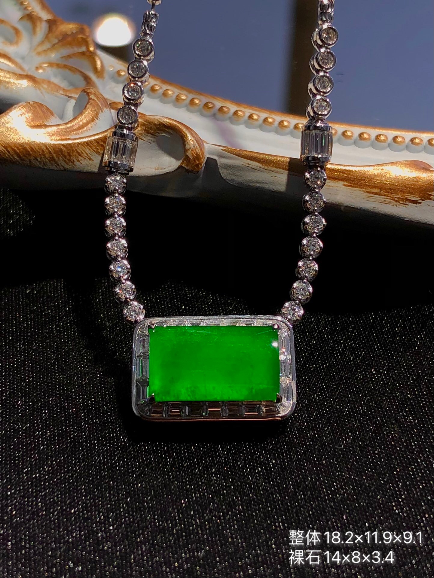 ️缅甸玻璃种正阳绿马鞍项链 新颖别致的设计太时尚了，种色俱全，饱满起光，上身有贵气知性的魅力，日常