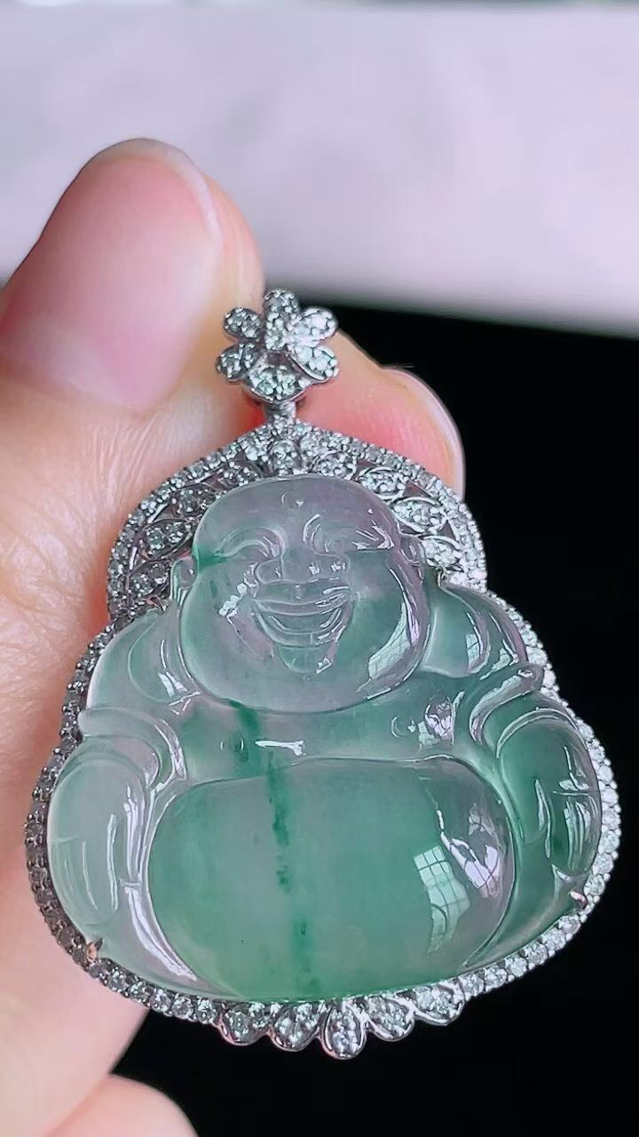【翡翠名称】18K金豪华镶钻冰飘花佛公吊坠
【翡翠尺寸】含金36.2/26.7/8mm
【翡翠描述】宝贝种老水足，玉质细腻，色泽靓丽，性价比高，佩戴效果好！
【其它赠送】权威证书/精美挂绳盒子/支持全国复检