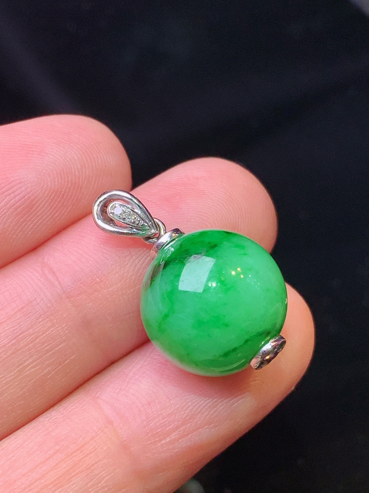 18k金镶嵌满绿圆珠吊坠 玉质细腻 色泽清新艳丽 整体尺寸22.5*13.5