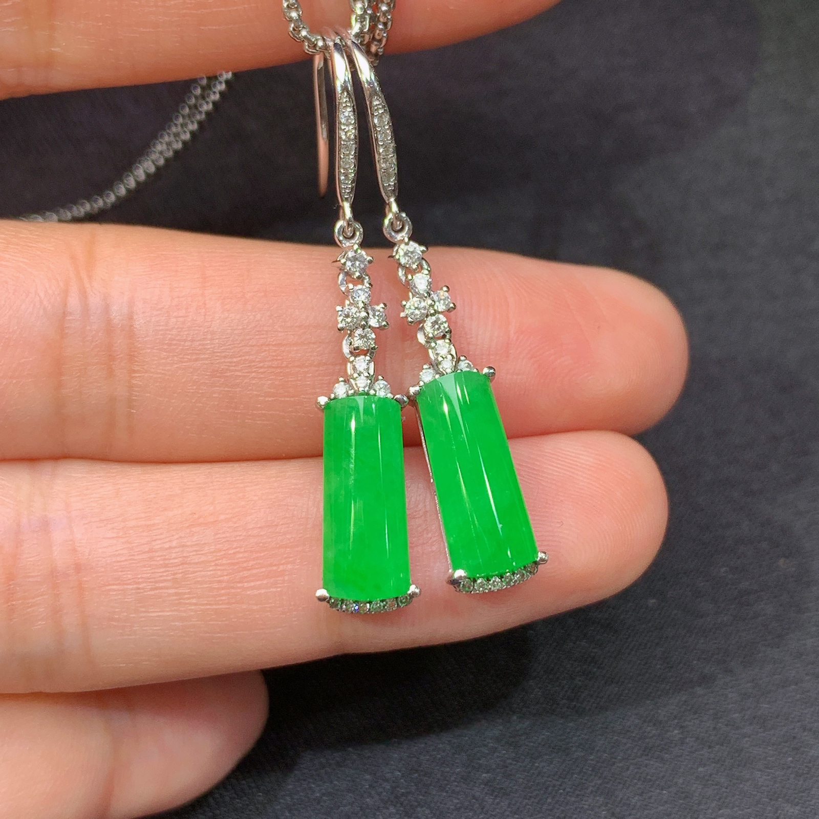 冰阳绿无事牌耳坠，18k金镶嵌，简约时尚，冰润色阳，种水足，Xj 尺寸12.3*4.9*2