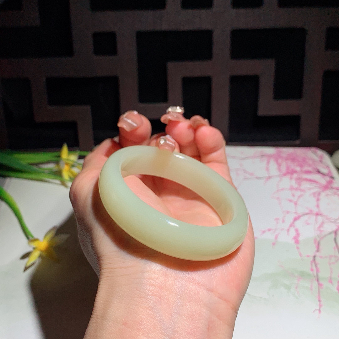 和田玉52圈口黄口料宽条贵妃手镯！内径56/47.5玉质细腻油润 底色纯净 无裂无棉 脂粉好，品质好！