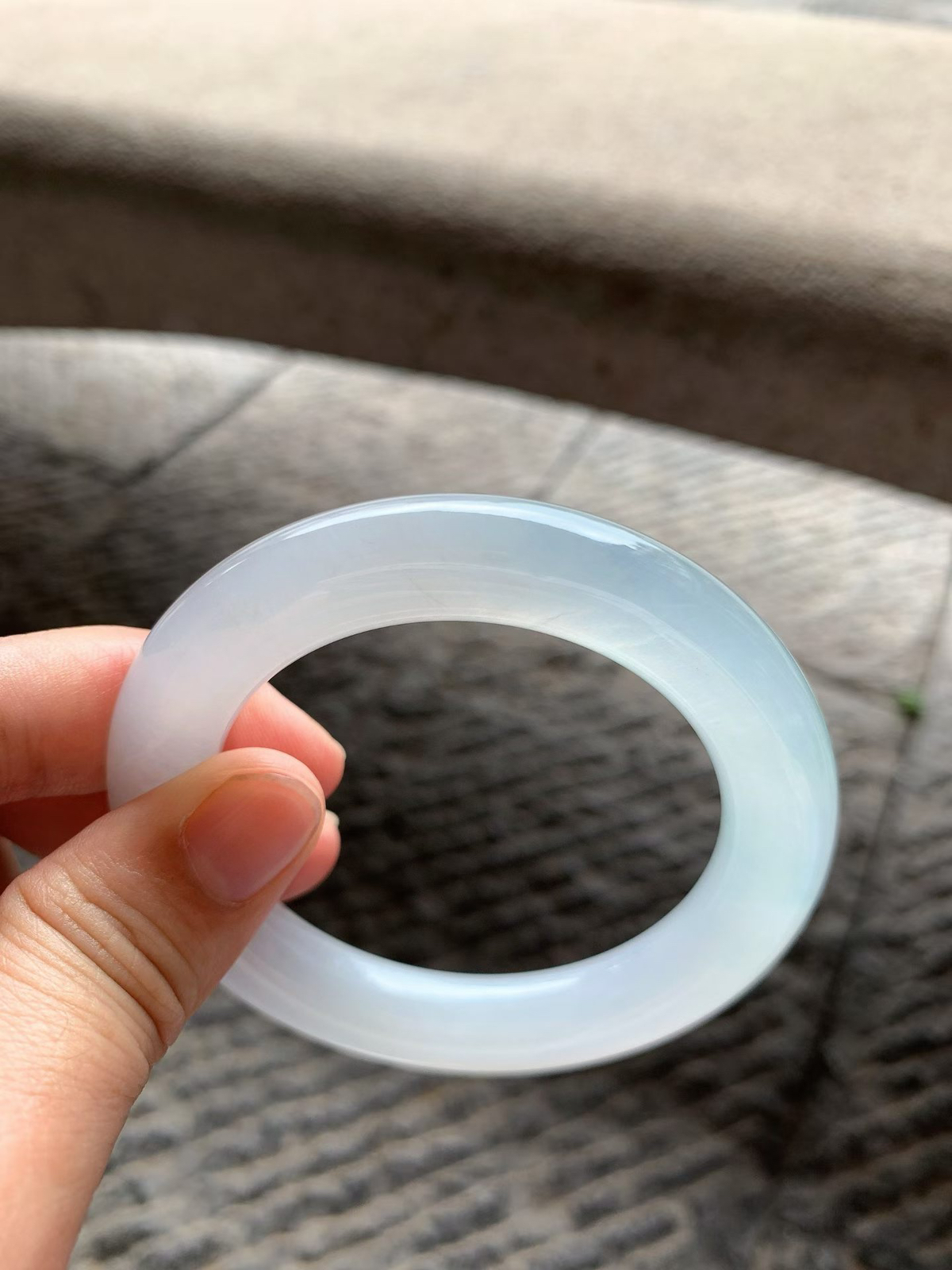 飘绿丝圆条手镯尺寸54.5*11*11.5 老种肉细，版型圆润厚实，冰莹透亮水足，满满的胶感，飘丝丝绿花，灵气清新！