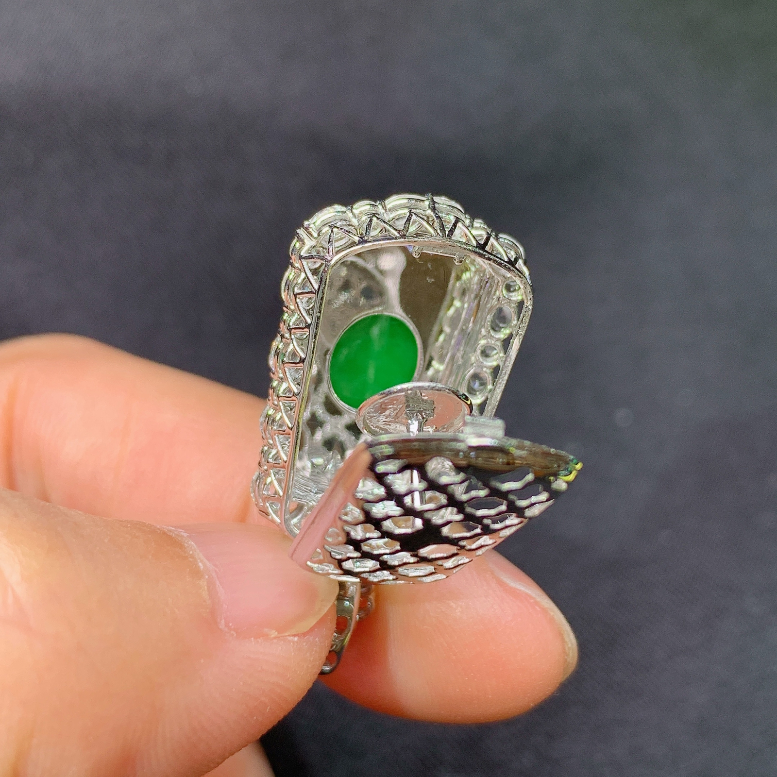 冰阳绿无事牌吊坠，18k金镶嵌，冰润色阳，玉质细腻，种水足，Yt 尺寸30.1*14.1*8.8