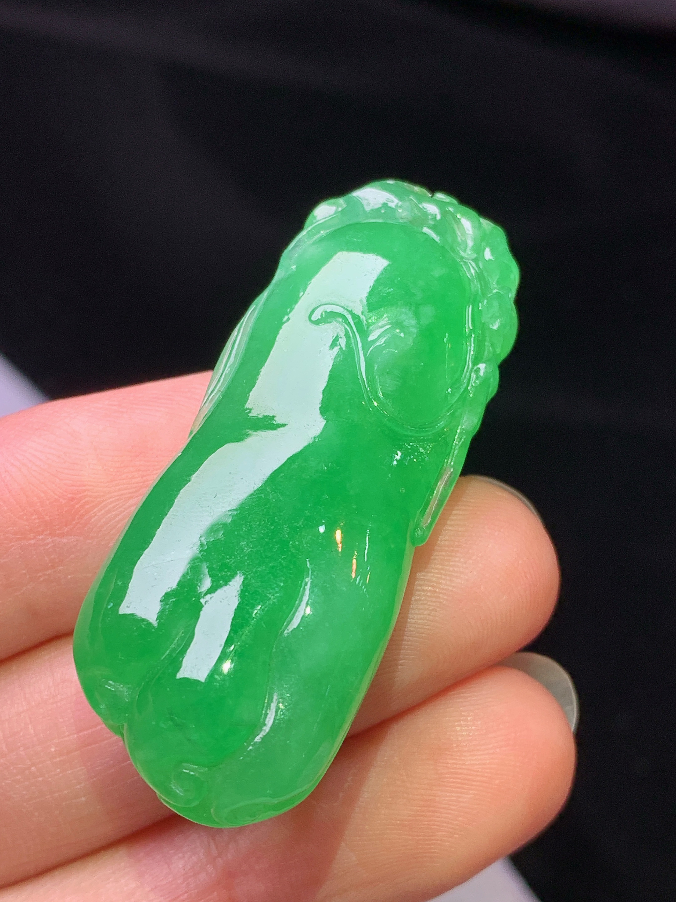 阳绿佛手瓜吊坠 玉质细腻 色泽艳丽清新 水润亮眼 整体尺寸43.6*17.2*12x9