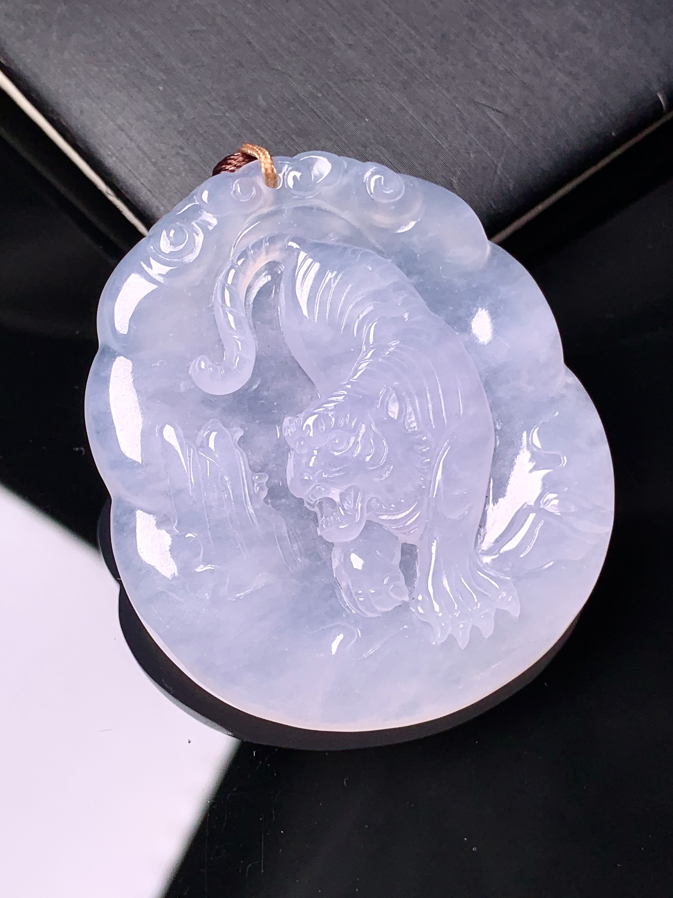 冰种生肖老虎牌吊坠 玉质细腻 色泽艳丽清新 水润亮眼 整体尺寸47.2*41.5*6.2b2