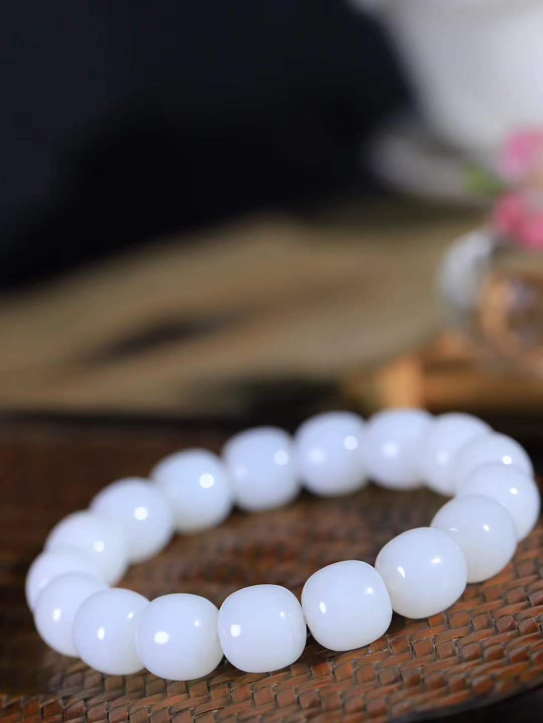 （老型珠.手串）

货头精选  和田玉白玉老型珠手串，玉质细腻油润 饱满光滑 质朴无华，悠远简单，