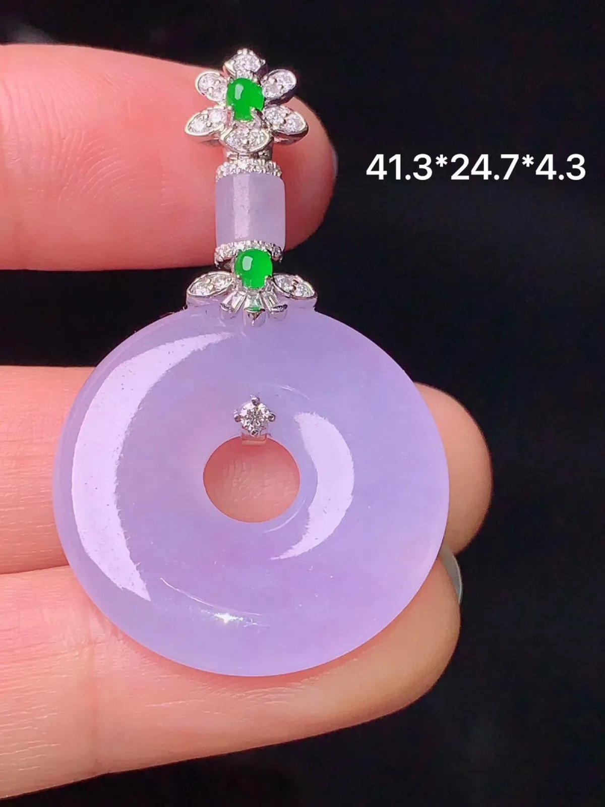 18k金钻镶嵌紫罗兰平安环吊坠 玉质细腻 色泽艳丽 整体尺寸41.3*24.7*4.3