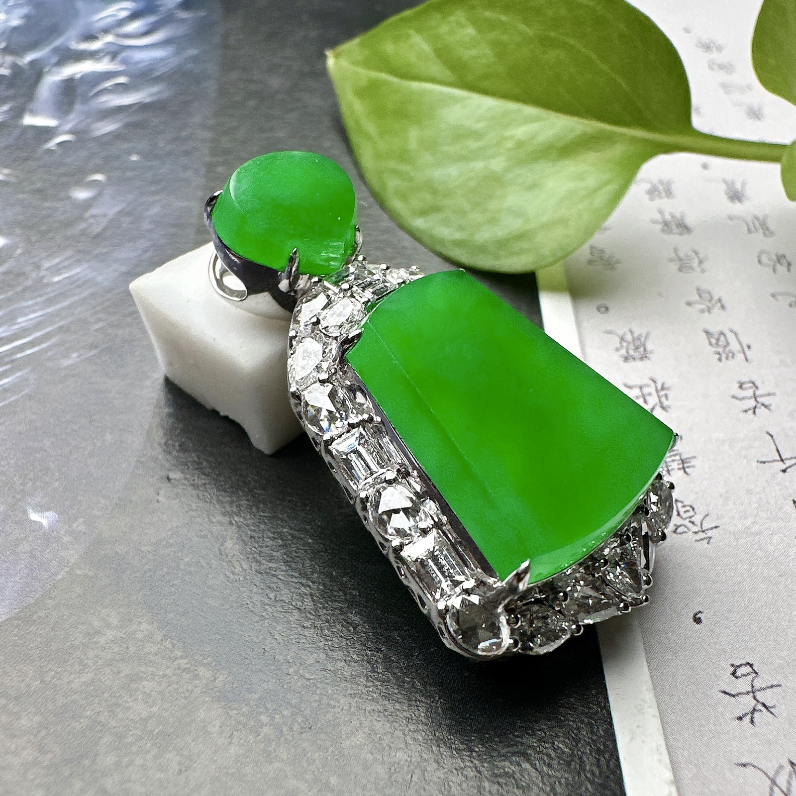 【冰种满绿无事牌】种水上乘，通透闪亮，晶莹剔透。收藏品质，18K金钻镶嵌，裸石尺寸17.7*14.8