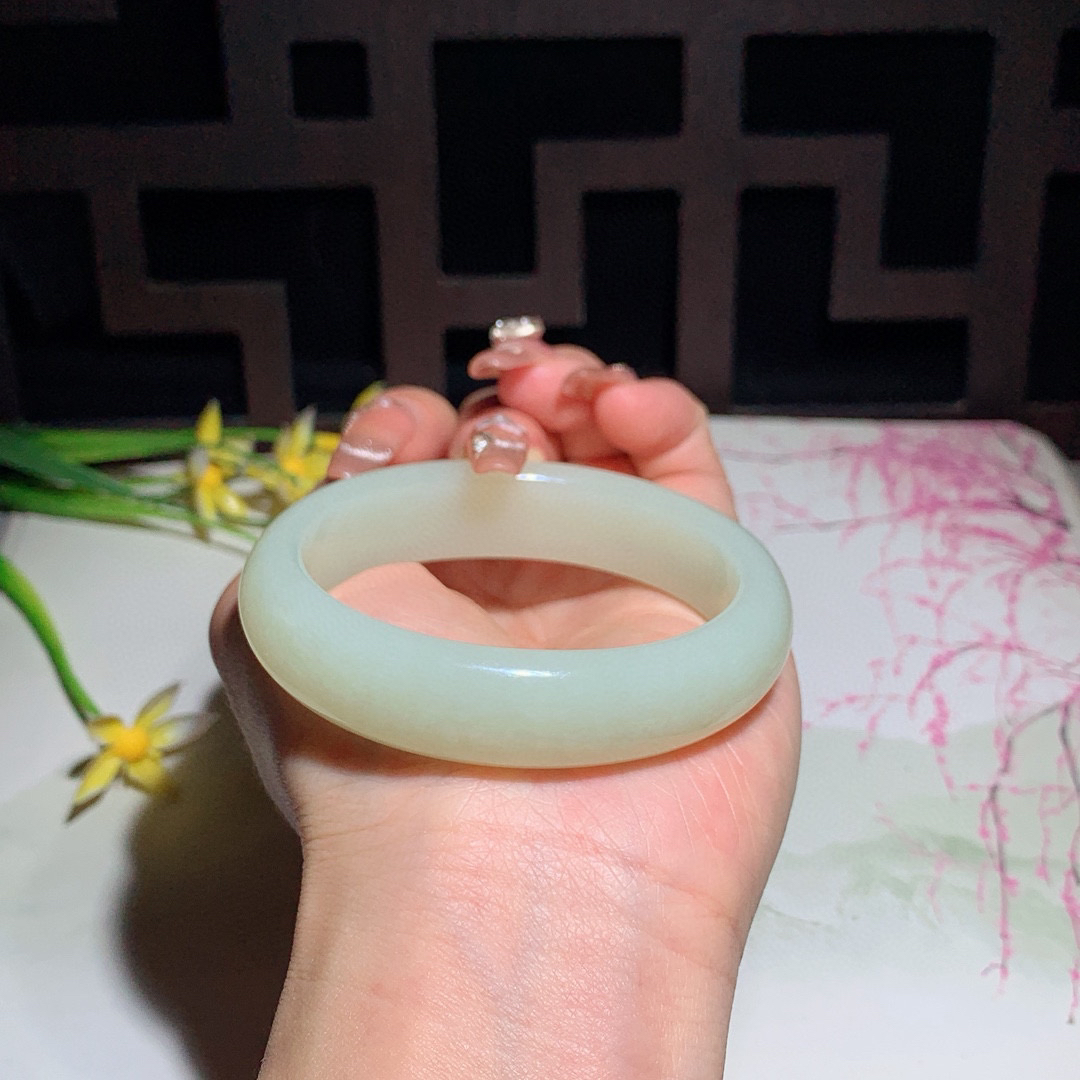 和田玉51.5圈口黄口料宽条贵妃手镯！圈口56/45.5玉质细腻油润 底色纯净 无裂无杂 脂粉好，品质好！