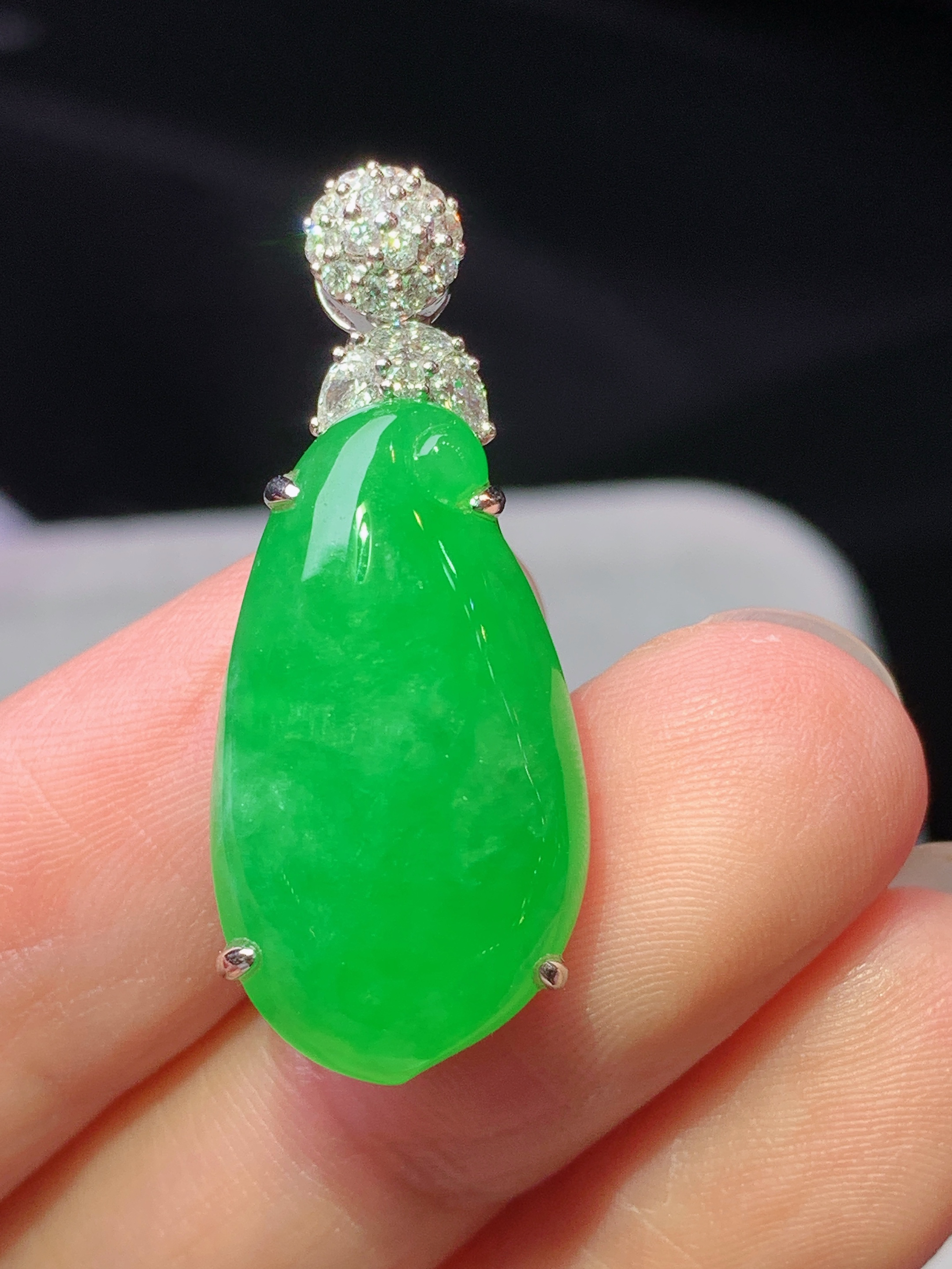 18k金钻镶嵌冰阳绿福瓜吊坠 玉质细腻 色泽艳丽清新 水润亮眼 整体尺寸32*13*9z1