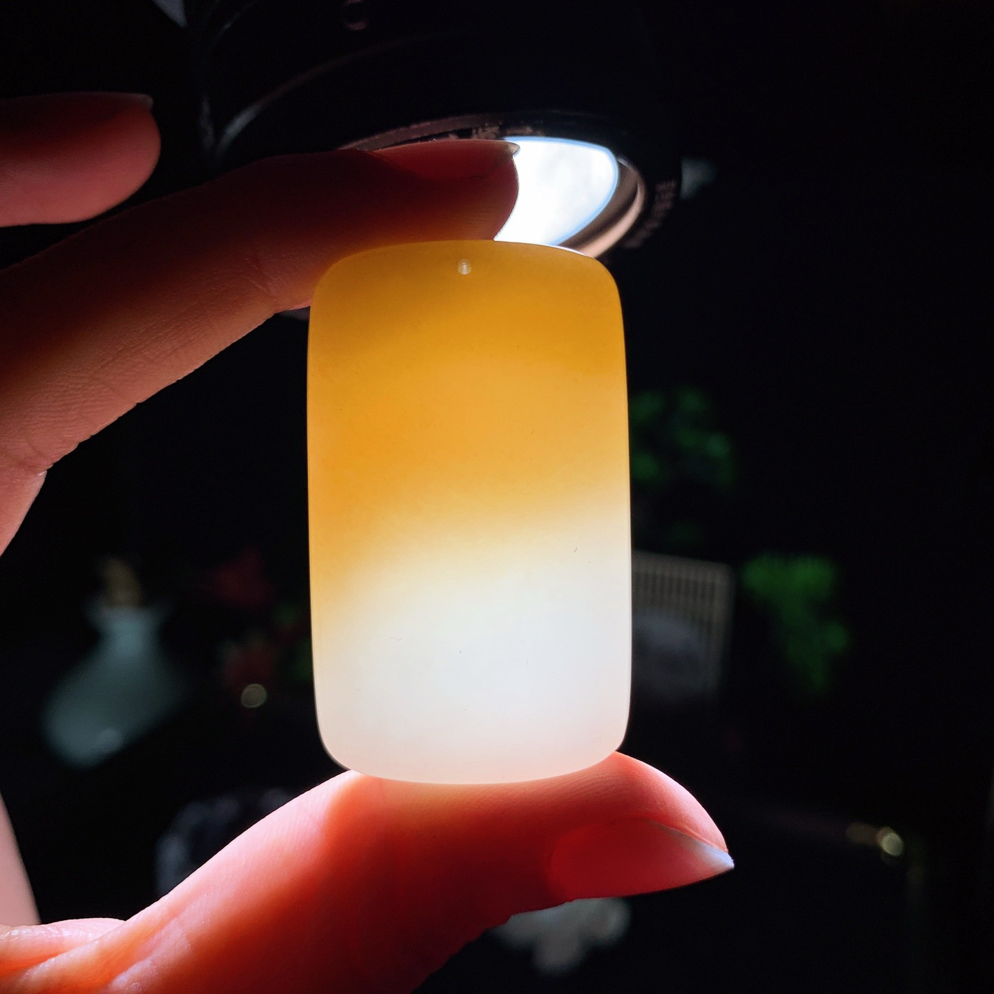 新疆和田玉且末糖平安无事牌挂件 尺寸46/27/9重32克！玉质细腻油润 底色纯净 脂粉好，品质好。lt260420