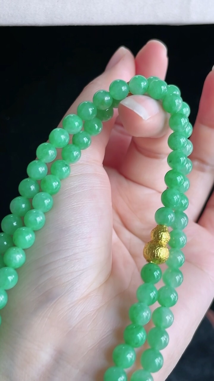 【翡翠名称】老坑种冰满绿圆珠项链
【翡翠尺寸】珠子平均6mm/颗
【翡翠描述】宝贝种老水足，玉质细腻，色泽靓丽，性价比高，佩戴效果好！
【其它赠送】权威证书/精美挂绳盒子/支持全国复检