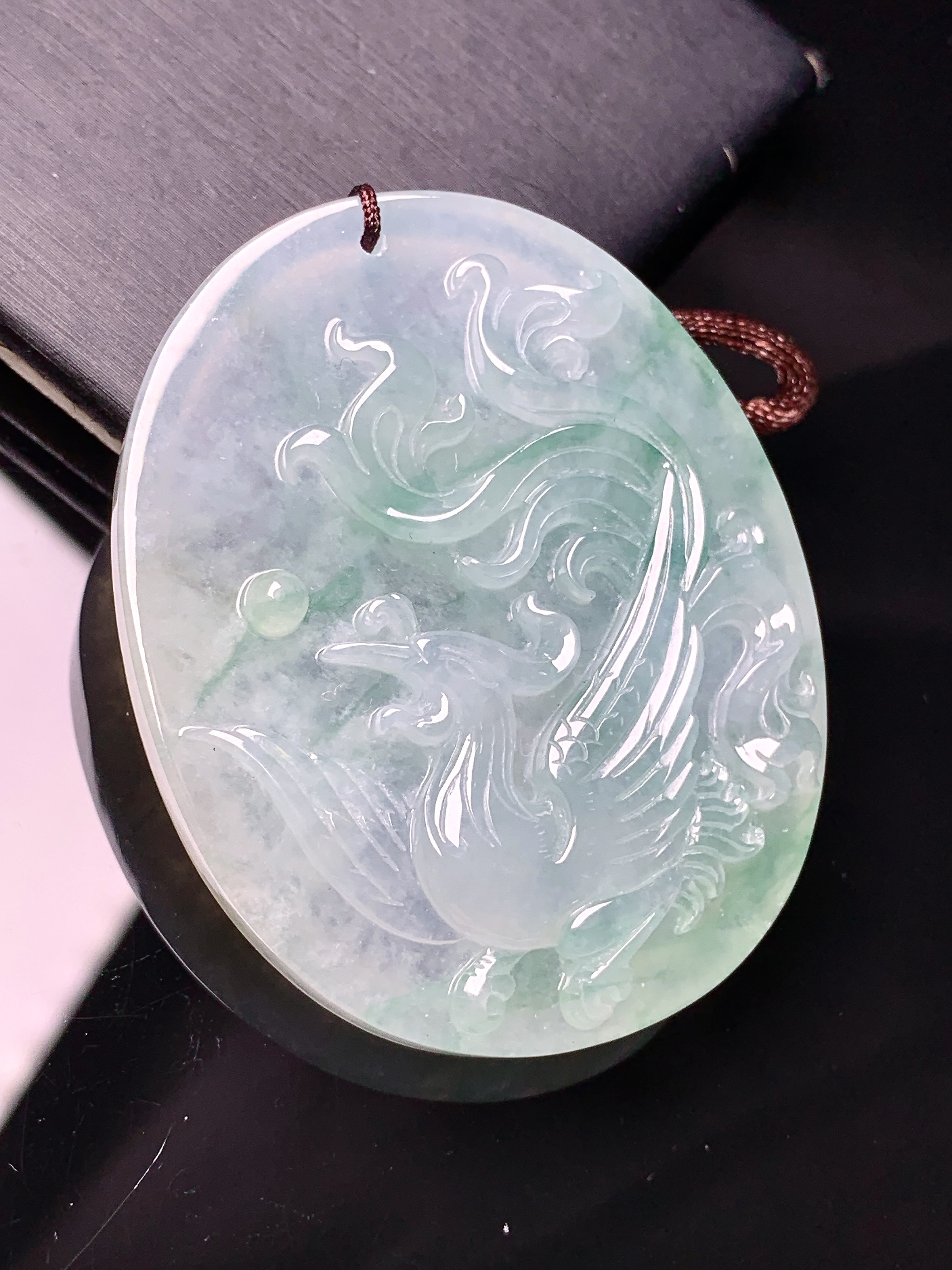 飘绿龙凤呈祥牌一对吊坠 玉质细腻 色泽艳丽清新 水润亮眼 整体尺寸50*39.8*8b2