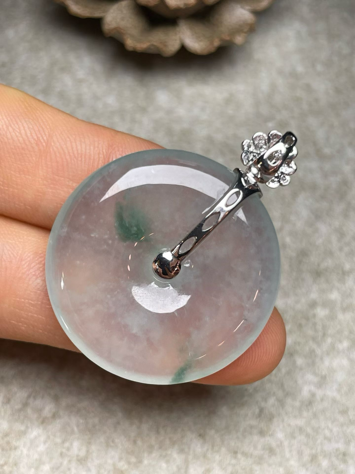 冰种飘花平安扣吊坠、真金真钻镶嵌，种水好，玉质细腻 .裸石尺寸 28.6