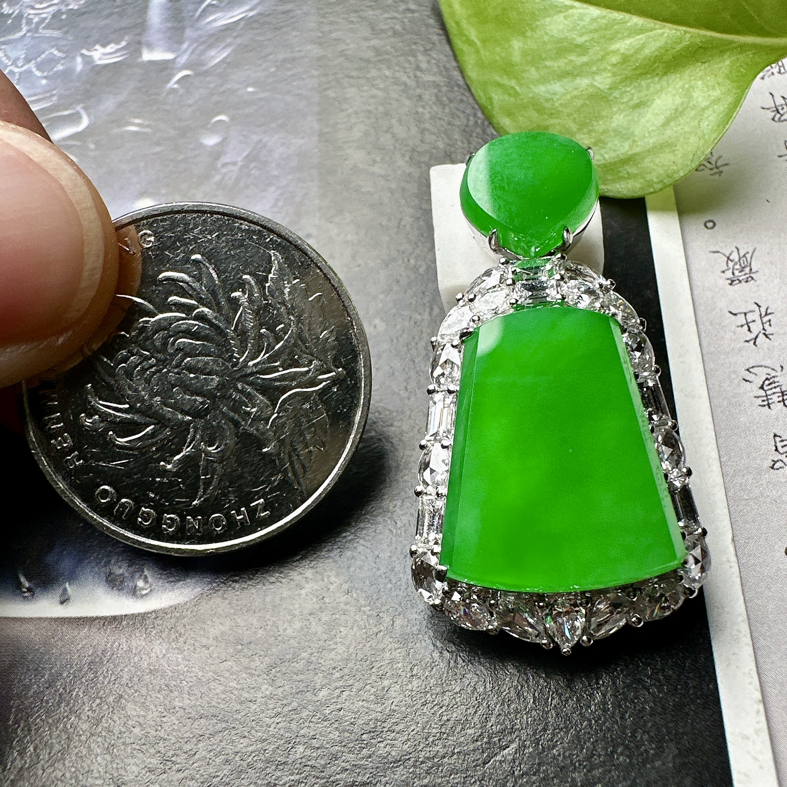 【冰种满绿无事牌】种水上乘，通透闪亮，晶莹剔透。收藏品质，18K金钻镶嵌，裸石尺寸17.7*14.8*3毫米。