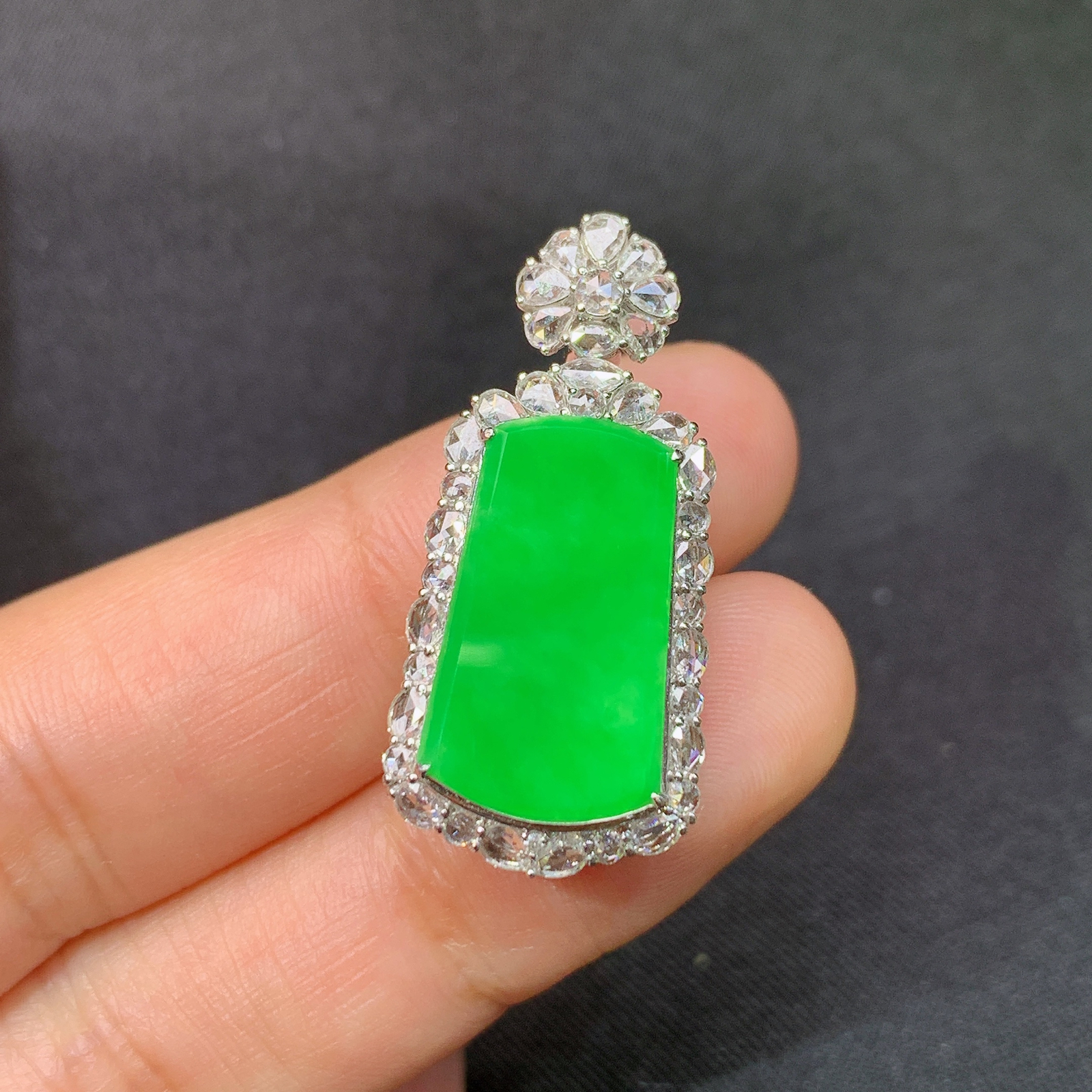 冰阳绿无事牌吊坠，18k金镶嵌，冰润色阳，玉质细腻，种水足，Yt 尺寸30.1*14.1*8.8