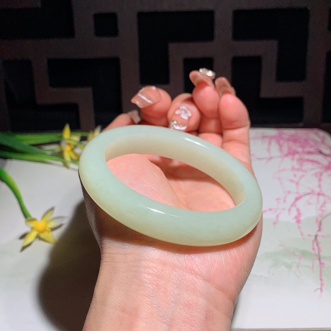 和田玉54圈口黄口料宽条贵妃手镯，内径58/47玉质细腻油润 底色纯净 无裂无杂 脂粉好，品质好