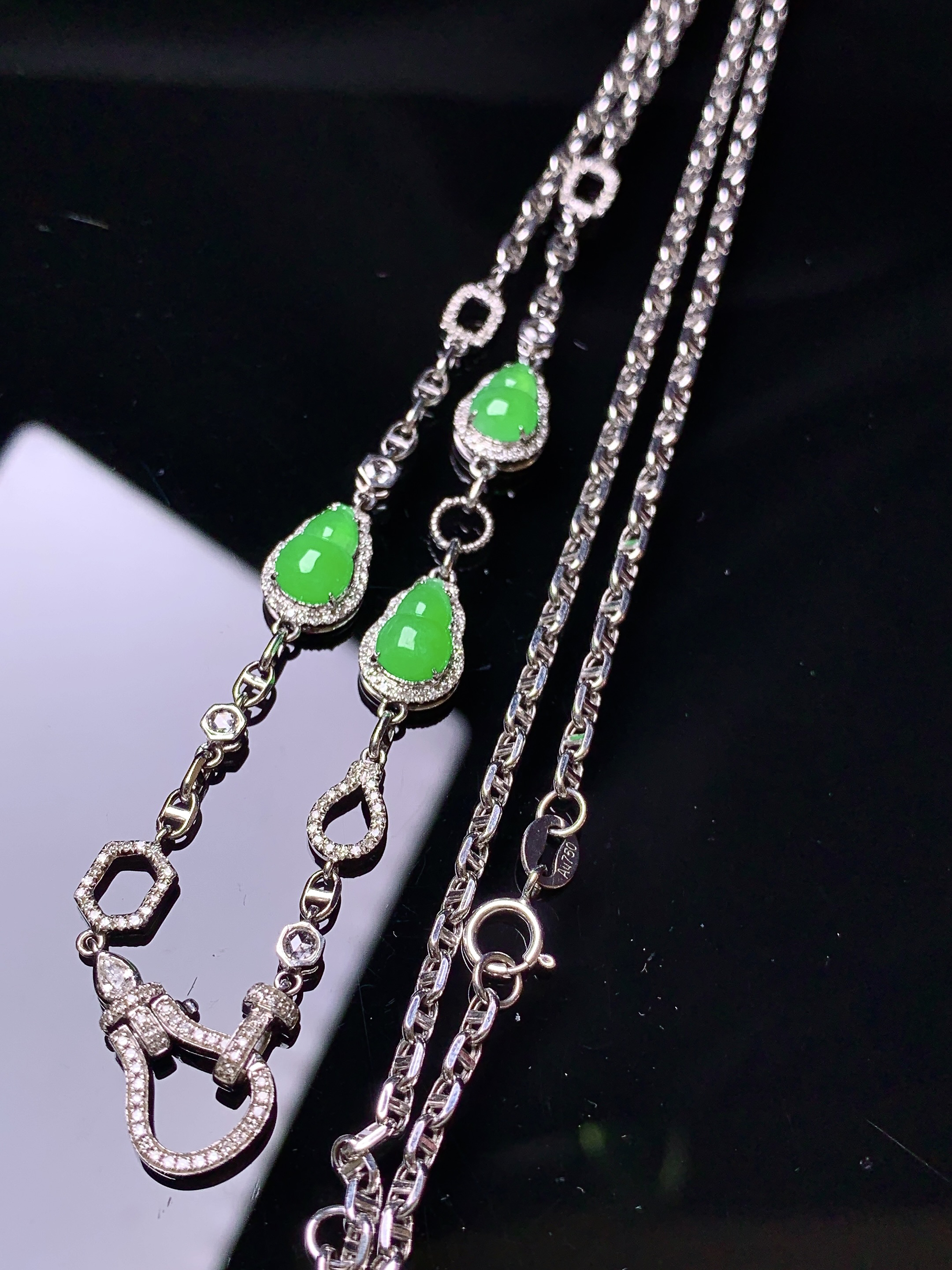 18k金钻镶嵌冰阳绿葫芦多用项链 玉质细腻 色泽艳丽清新 水润亮眼 裸石尺寸7.5*5*2.3j4