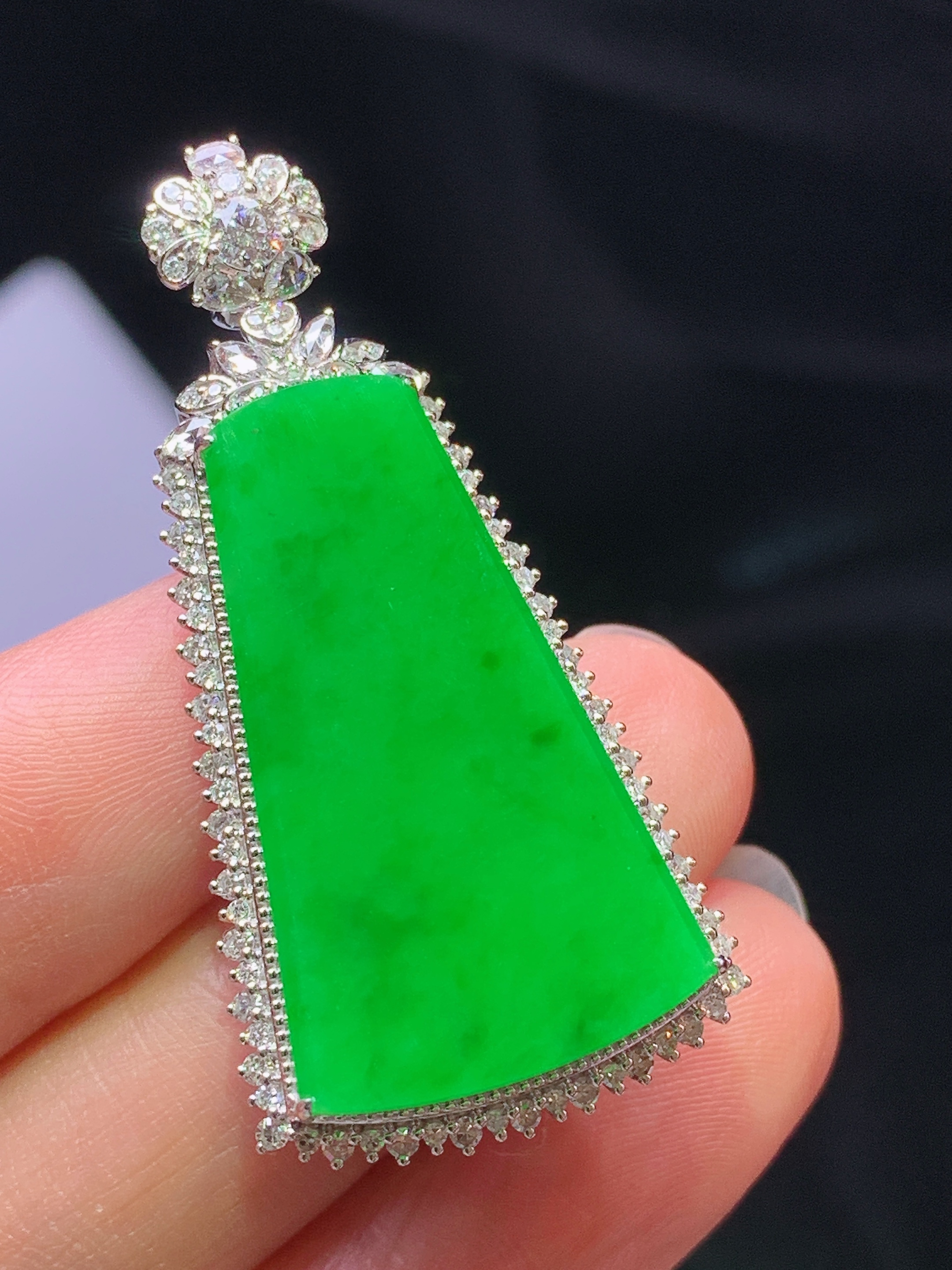 18k金钻镶嵌阳绿无事牌吊坠 玉质细腻 色泽艳丽清新 水润亮眼 整体尺寸42.6*20.5*9h1