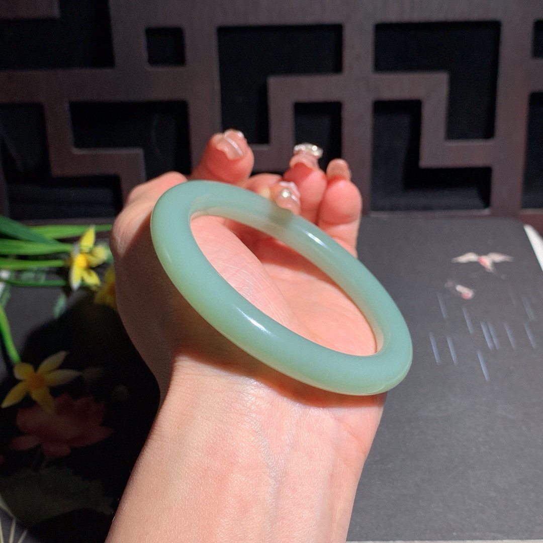 天蓝色，和田玉59.5圈口且末蓝圆条手镯！玉质细腻油润 底色纯净 无裂无黑脂粉好，品质高。