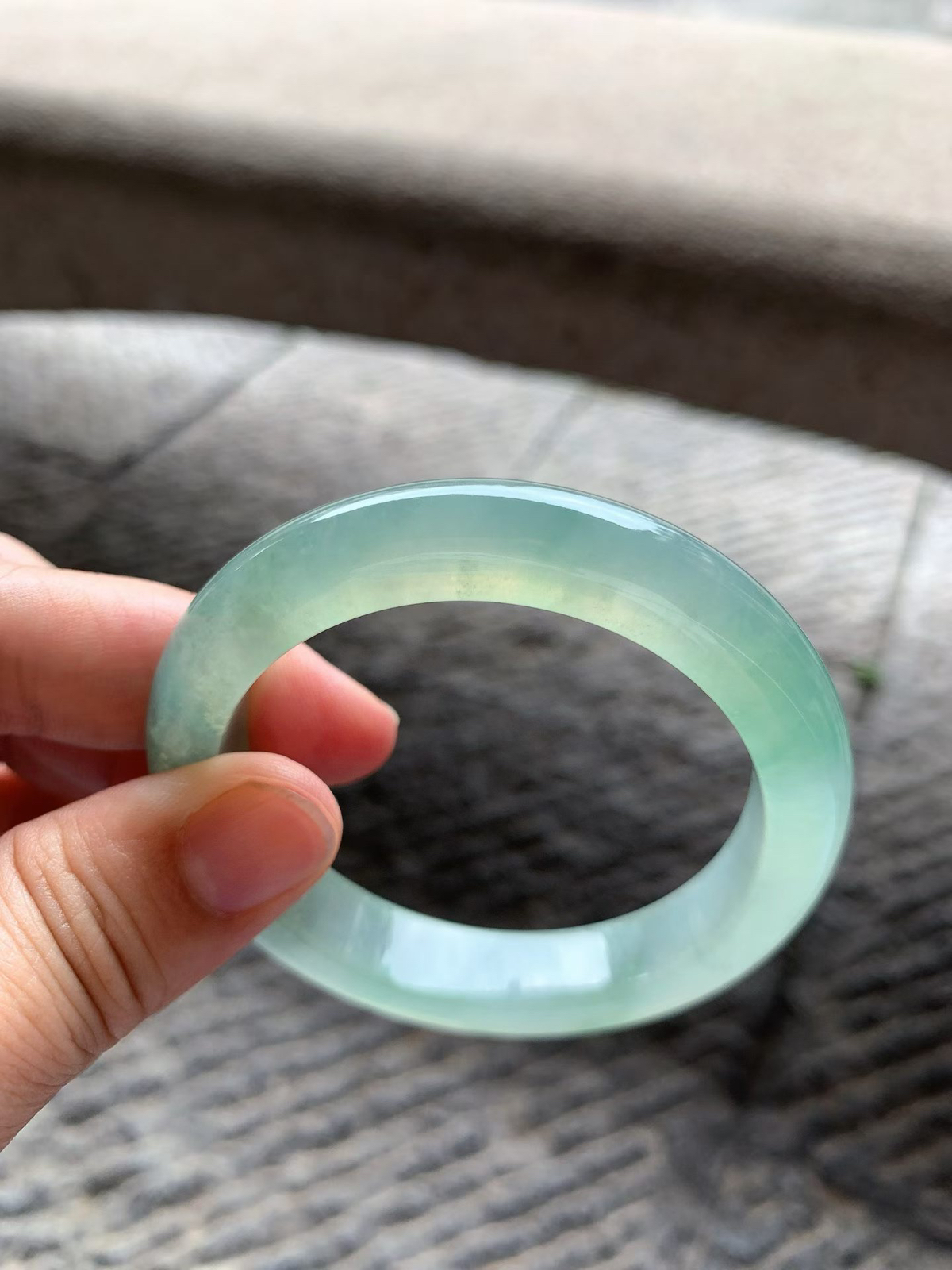 老坑种晴水绿正圈手镯尺寸52.5*11.5*9 老坑种水，通透冰凝，水头十足，如同雨后初晴的湖水，通透感拉满，起莹起胶，整体颜色清新淡雅，温润舒适！