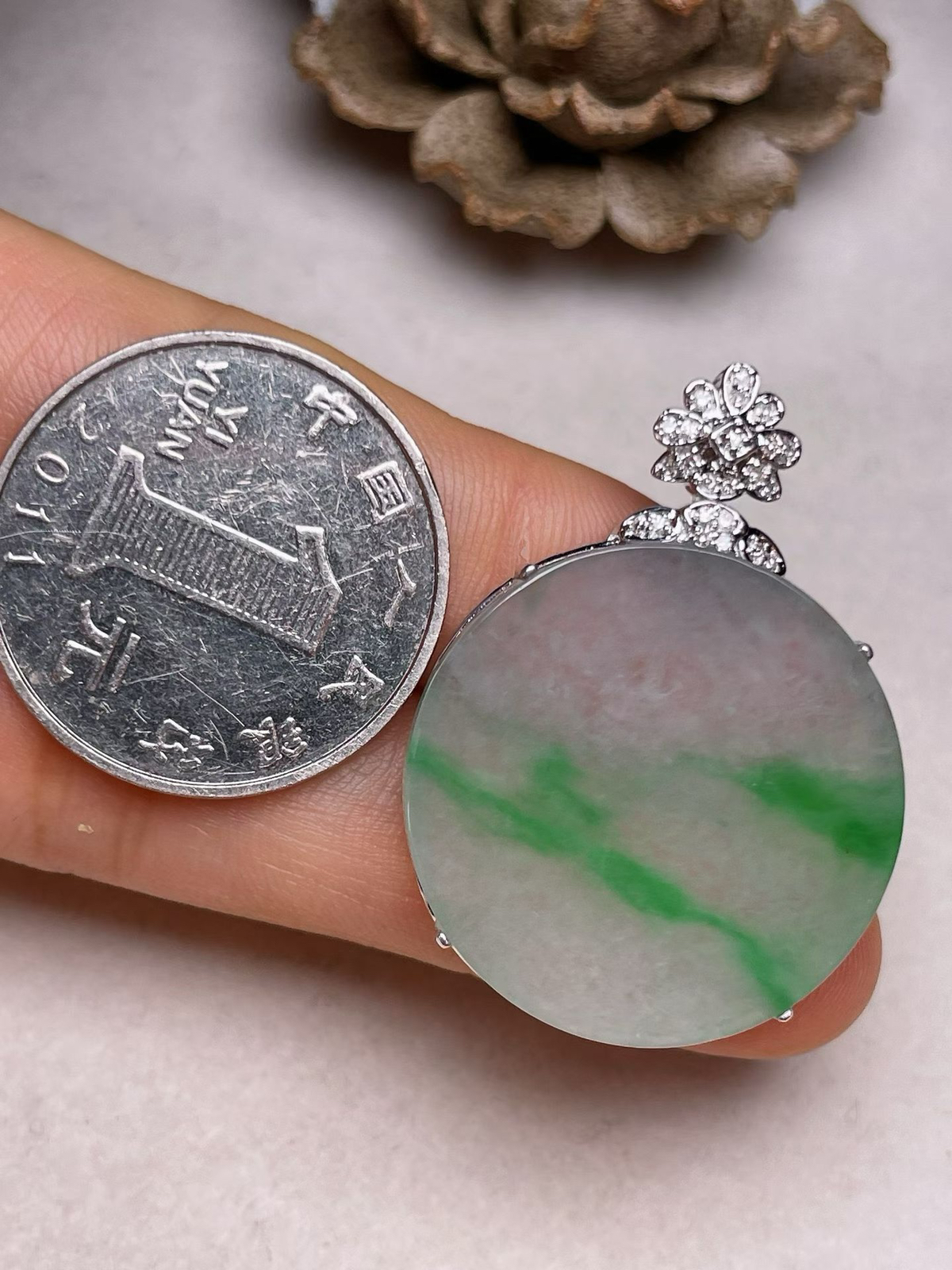 冰种飘绿平安扣吊坠、真金真钻镶嵌，种水好，玉质细腻 .裸石尺寸 26.0