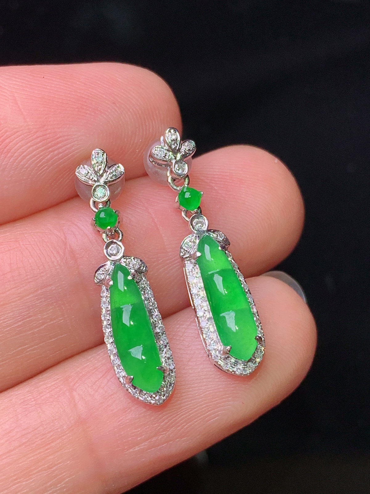 18k金钻镶嵌满绿四季豆吊坠 玉质细腻 色泽清新艳丽 整体尺寸23.2*5.3*5