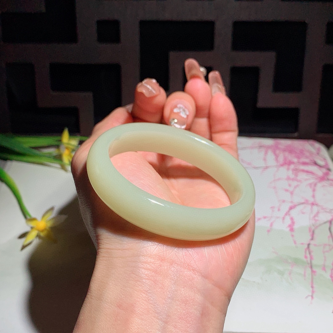 和田玉52圈口黄口料宽条贵妃手镯！内径56/47.5玉质细腻油润 底色纯净 无裂无棉 脂粉好，品质好！