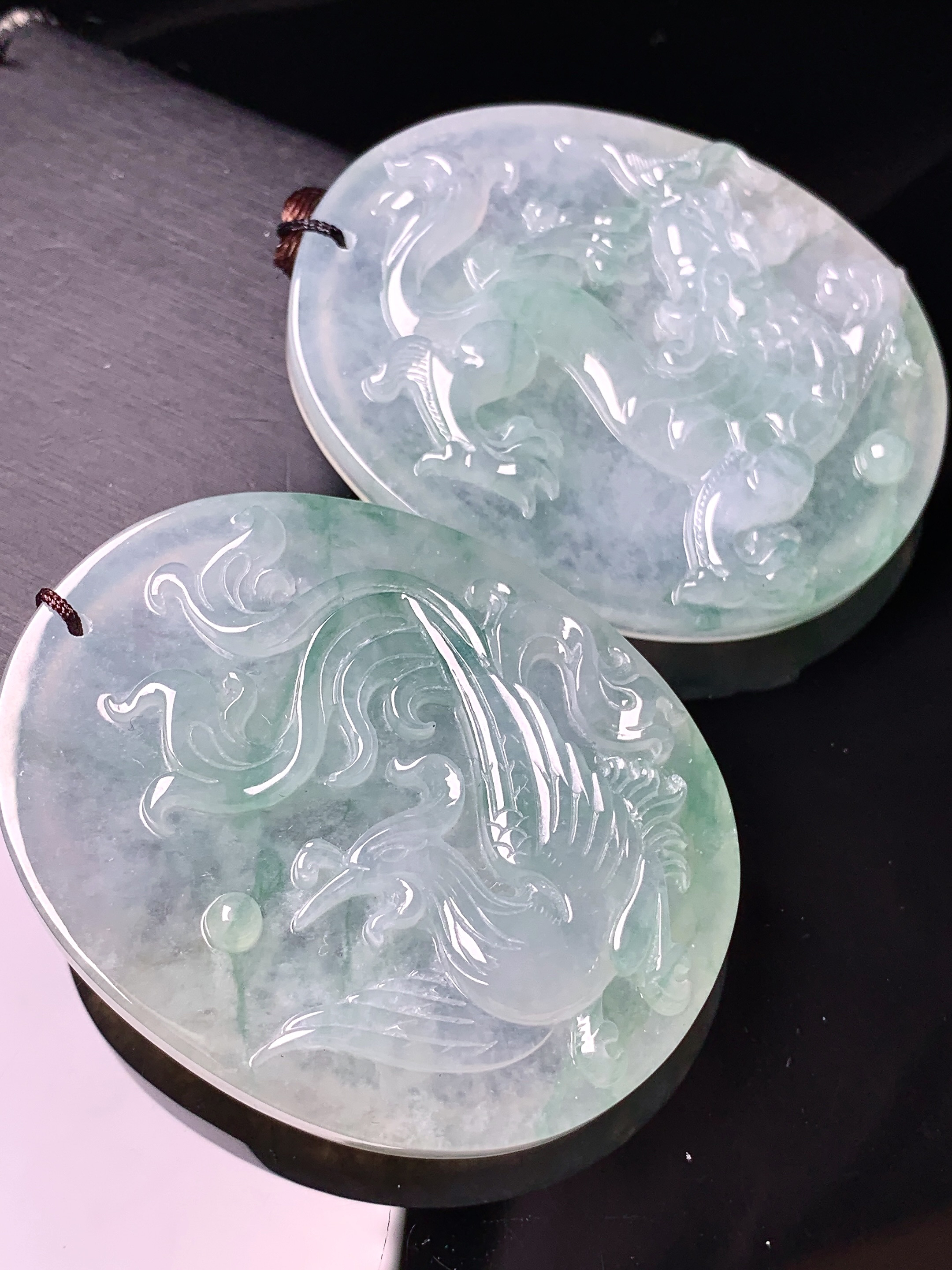 飘绿龙凤呈祥牌一对吊坠 玉质细腻 色泽艳丽清新 水润亮眼 整体尺寸50*39.8*8b2