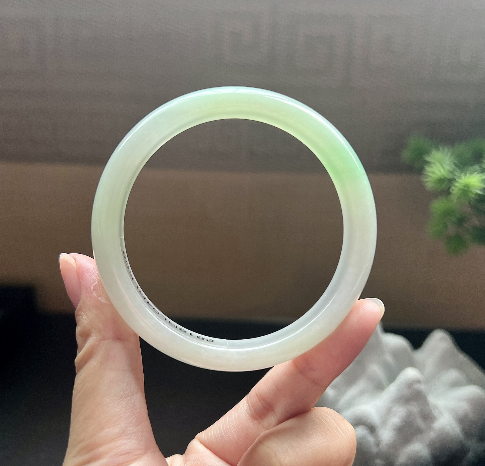 58.5圈口 正圈飘绿手镯