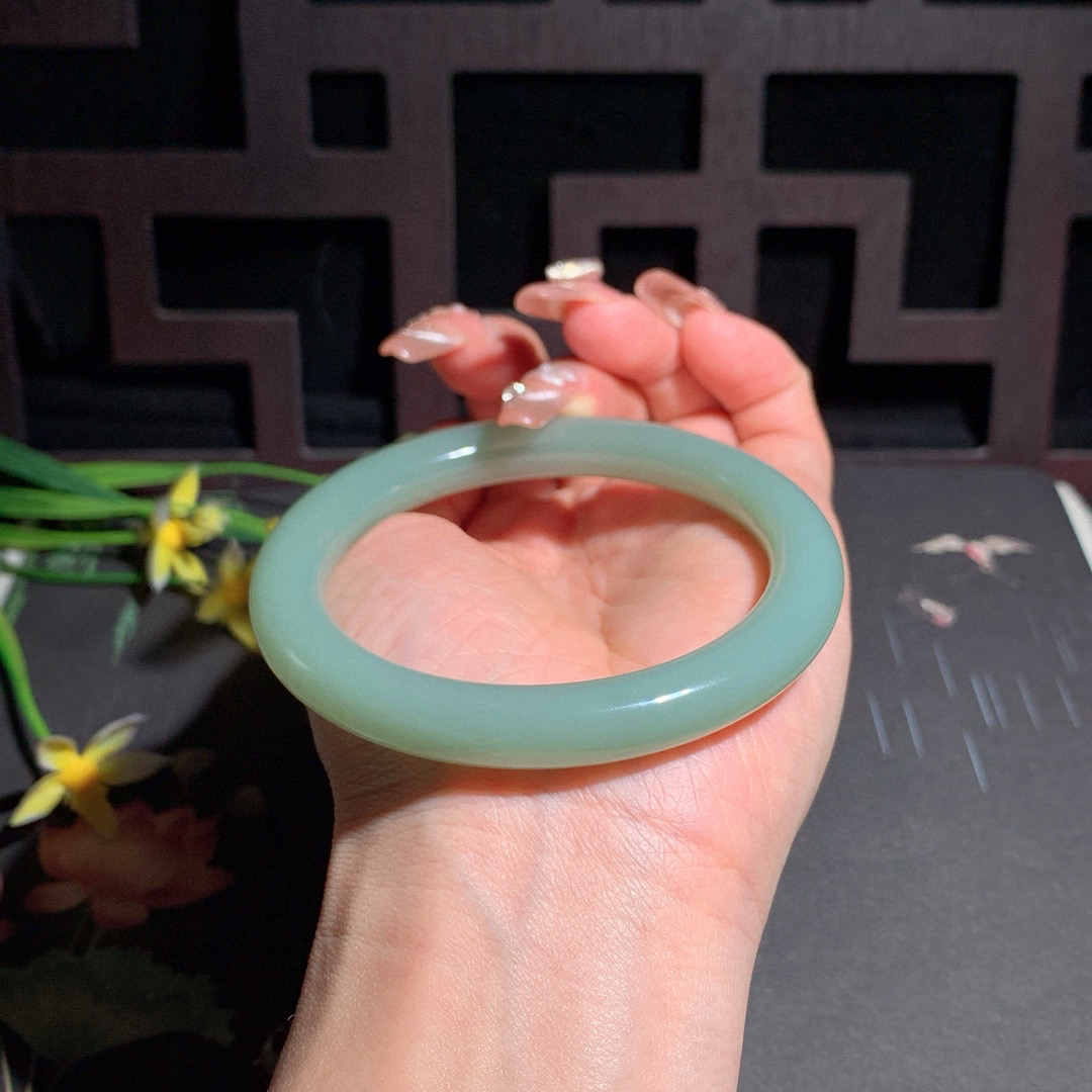 天蓝色，和田玉59.5圈口且末蓝圆条手镯！玉质细腻油润 底色纯净 无裂无黑脂粉好，品质高。