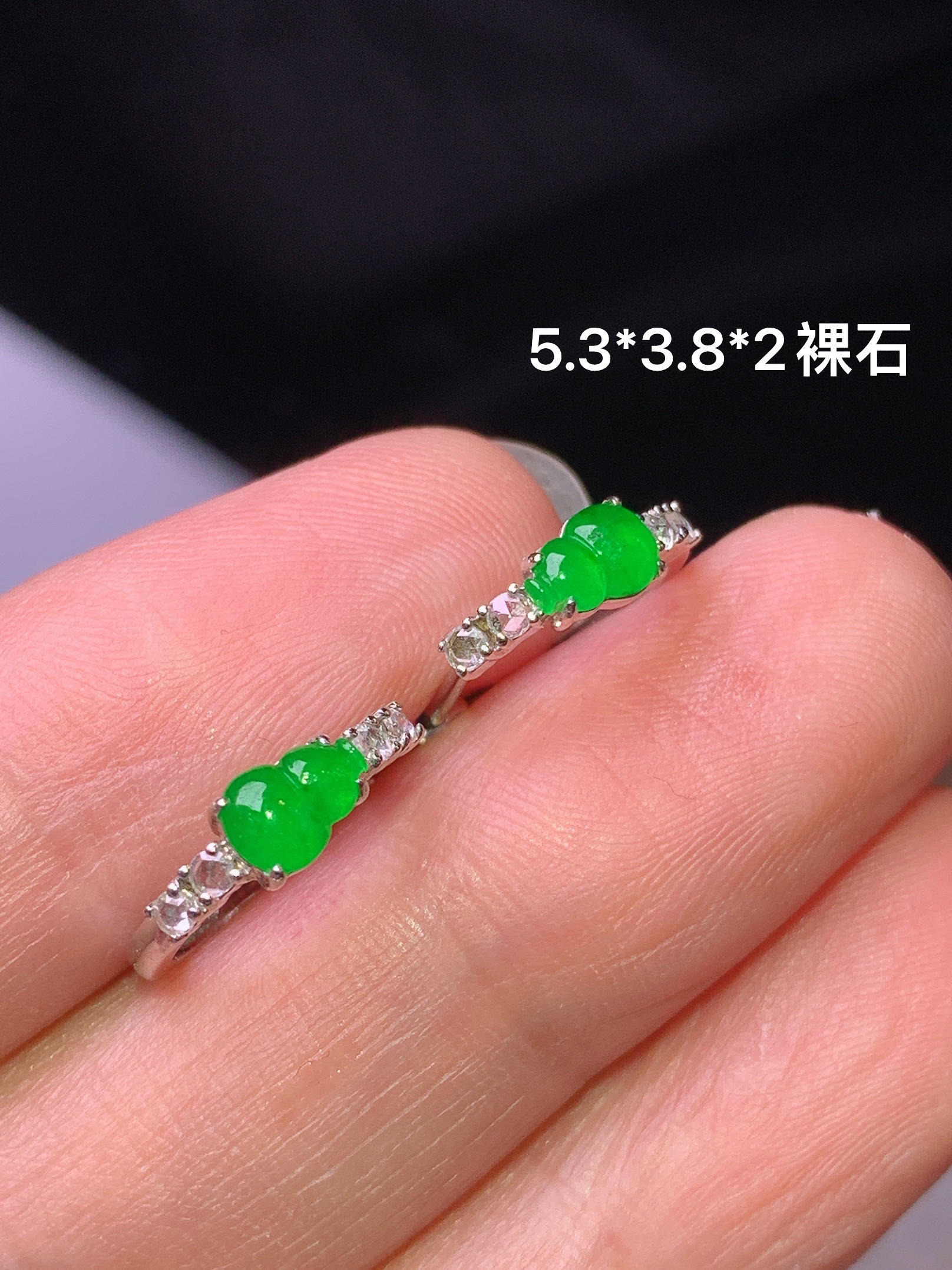 18k金钻镶嵌满绿葫芦耳钉 玉质细腻 色泽艳丽清新 水润亮眼 裸石尺寸5.3*3.8*2z1