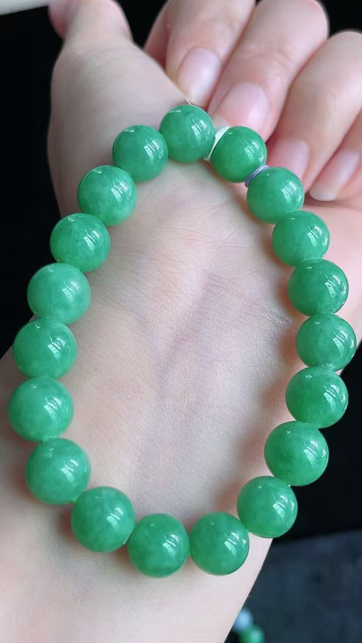 【翡翠名称】老坑种冰满绿圆珠手串
【翡翠尺寸】珠子平均8.6mm/颗
【翡翠描述】宝贝种老水足，玉质细腻，色泽靓丽，性价比高，佩戴效果好！
【其它赠送】权威证书/精美挂绳盒子/支持全国复检
