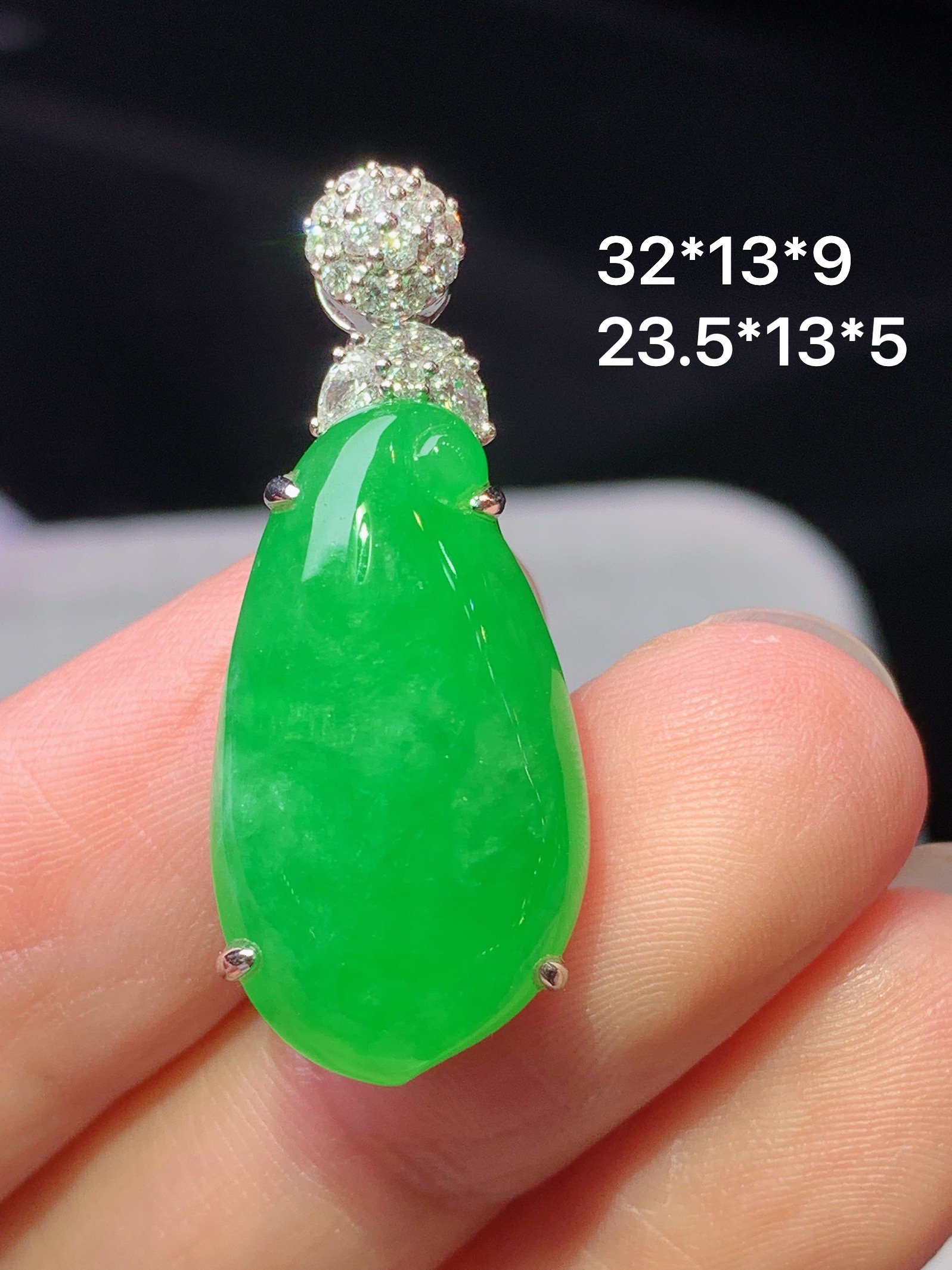 18k金钻镶嵌冰阳绿福瓜吊坠 玉质细腻 色泽艳丽清新 水润亮眼 整体尺寸32*13*9z1