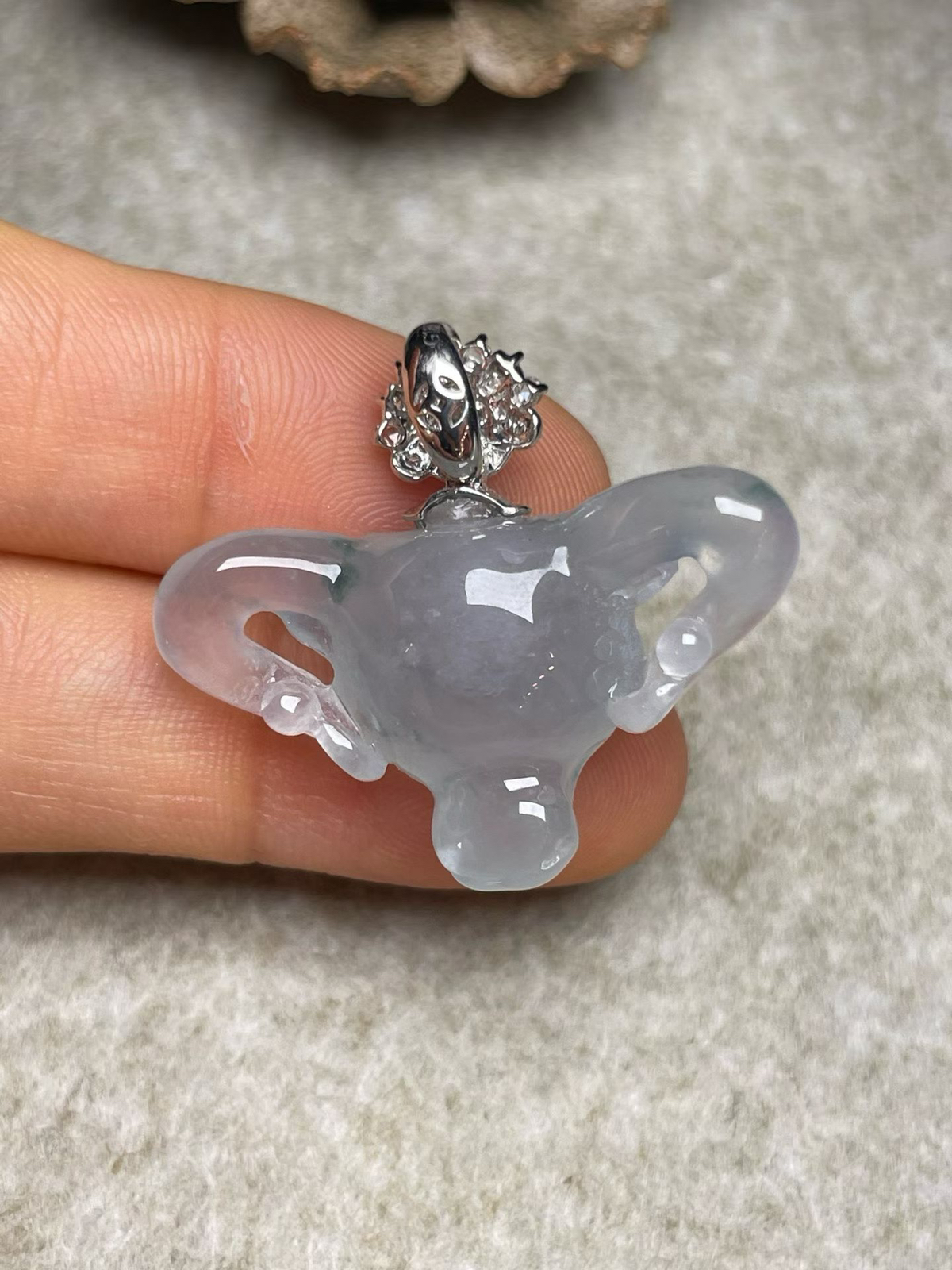 冰种飘花扭转乾坤吊坠、真金真钻镶嵌，种水好，玉质细腻 .裸石尺寸 27.6*18.0