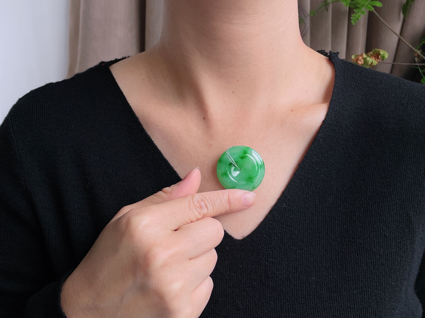 【裸石】平安扣飘绿花平安扣吊坠【说明】缅甸 性比高 飘花【尺寸】34.7-6【重量】15.3克