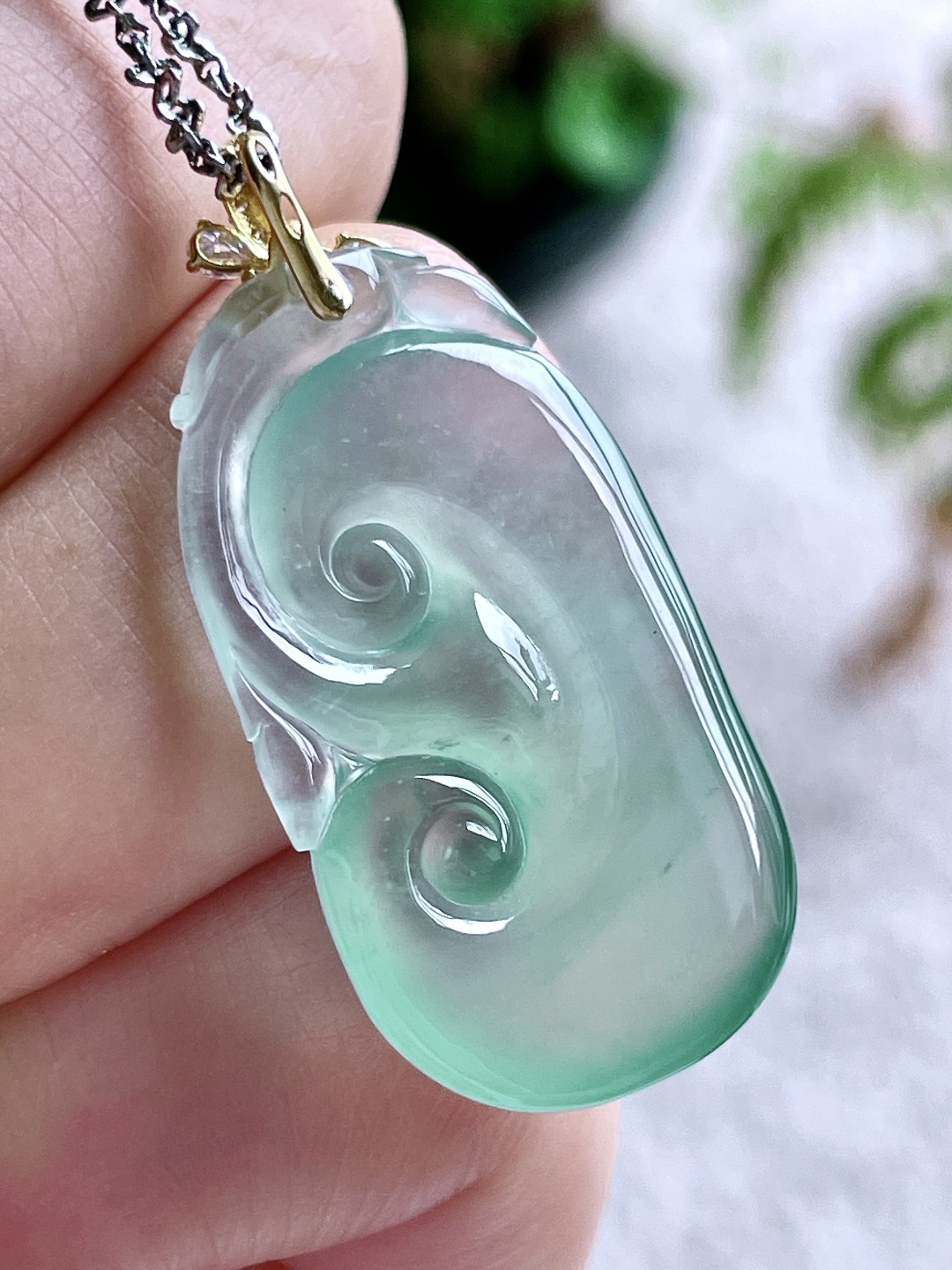 【镶嵌】高冰晴水如意吊坠  【说明】缅甸 18k金镶嵌 无裂 性比高  【整体】35.6  【裸石】31-17.2-5  【重量】5.4克