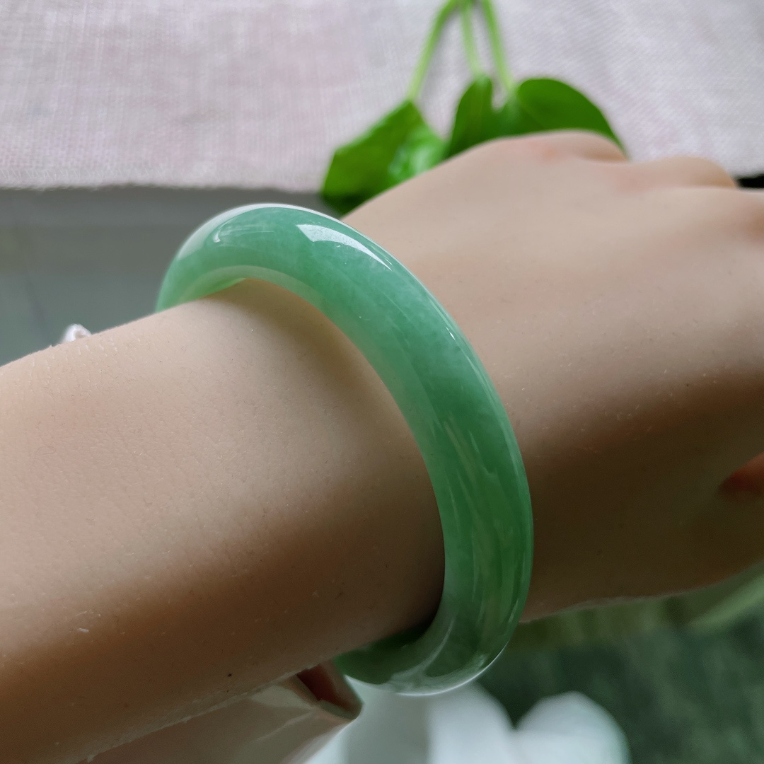 53.7/10.1/7.9绿底正圈，水润细腻，清新简约大方，无裂，ss50819a