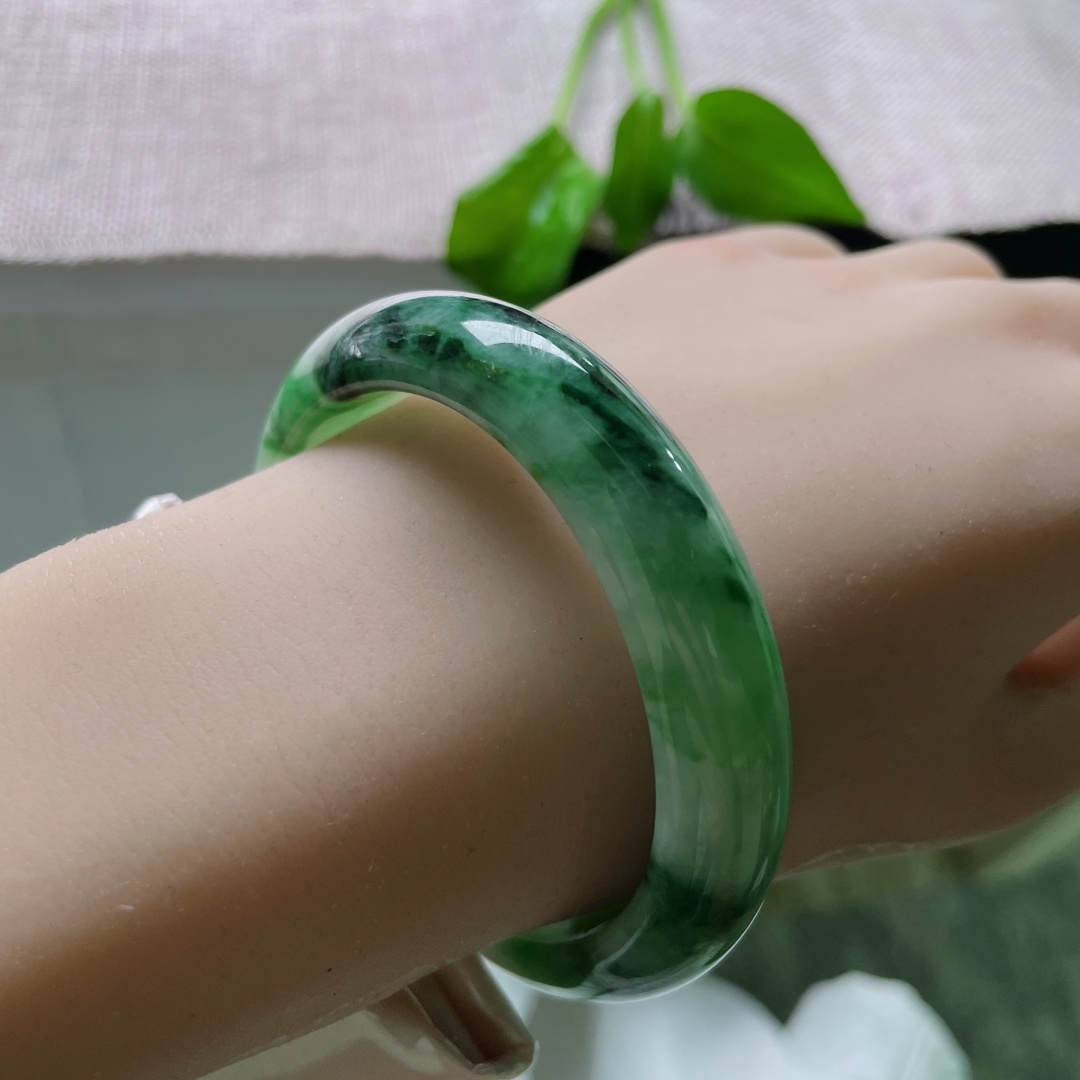 56.3/11.8/8.3飘绿正圈，水润，翠色伊人，沉稳贵气，皮纹，无裂，ss51399a