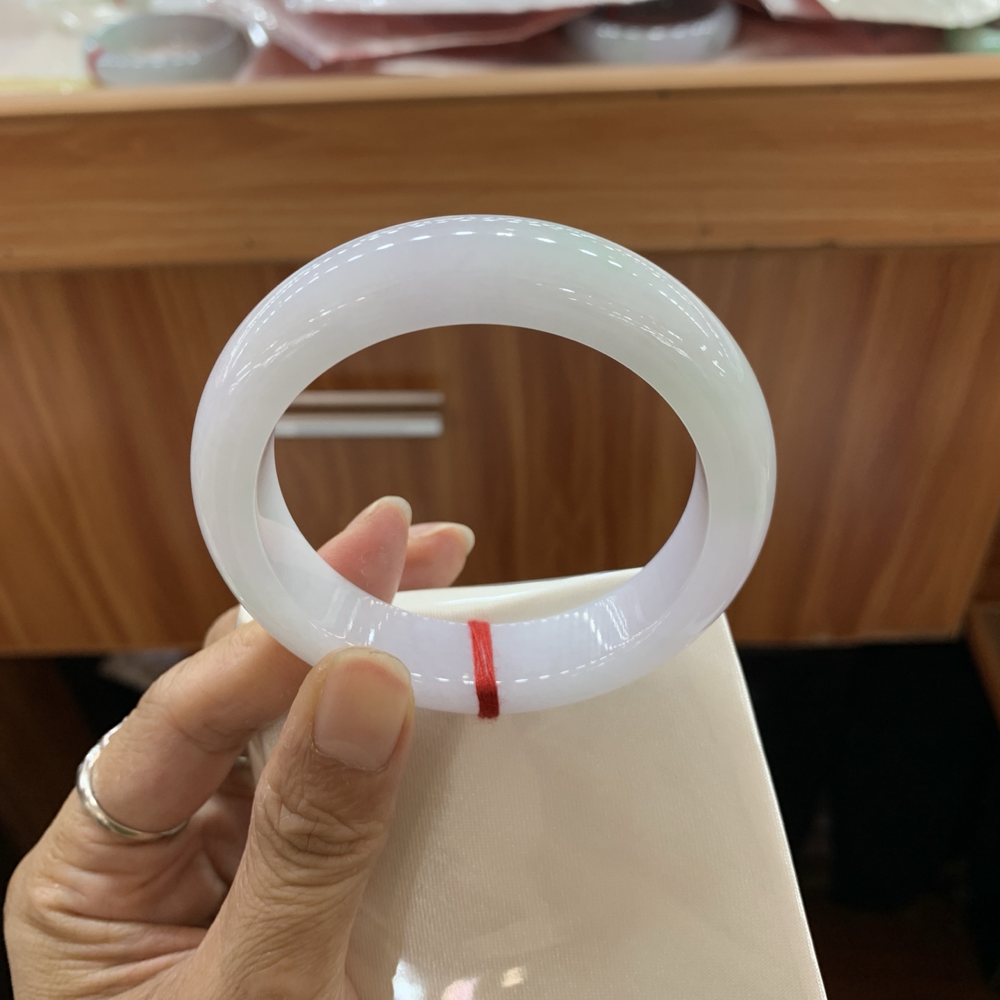 042007FN飘绿白底青正圈翡翠手镯56-14-9.2