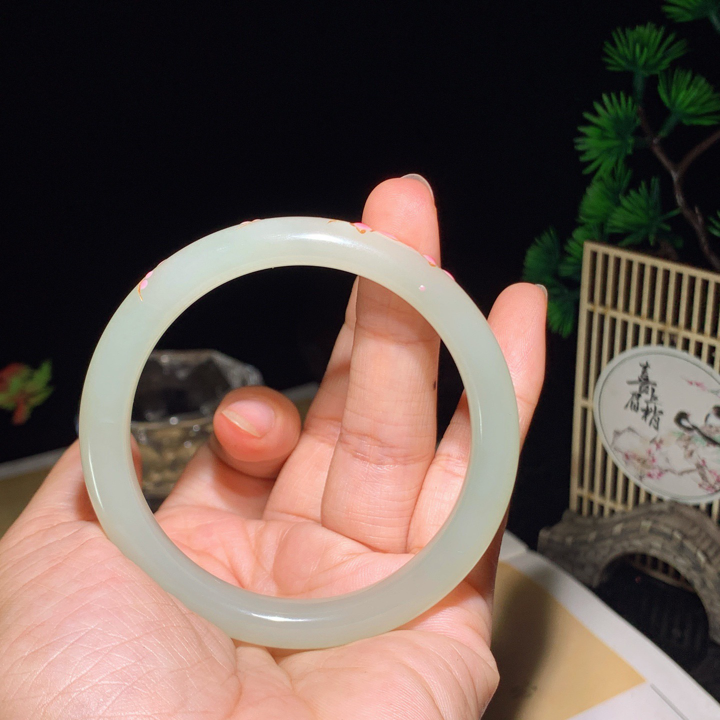 56圈口和田玉大漆清水花开富贵手镯 56圈口条宽9厚8重35.5克。玉质细腻油润。手推出油。佩戴高端典雅。lt260418