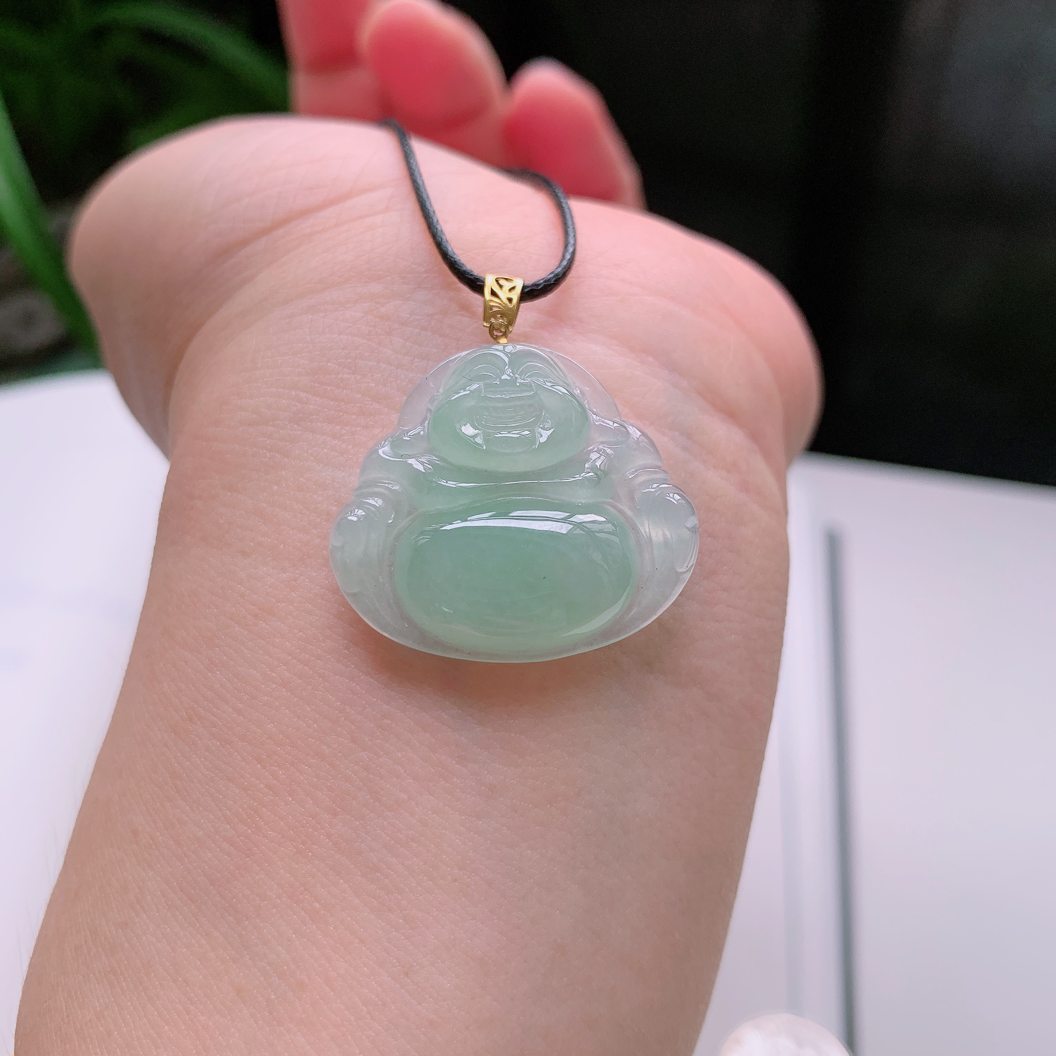 天然A货翡翠18K金镶嵌甜绿大肚佛公吊坠 
尺寸32-28-5.5mm 重量5.89g