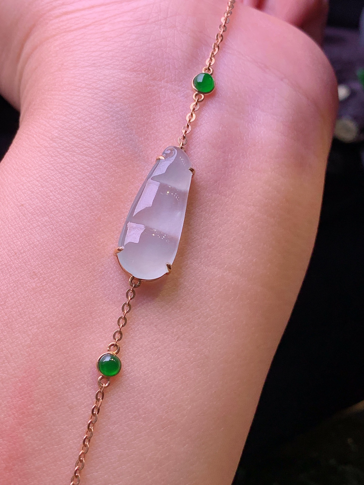 18k金钻镶嵌冰种四季豆手链 玉质细腻 色泽清新艳丽 裸石尺寸22*9*3.8