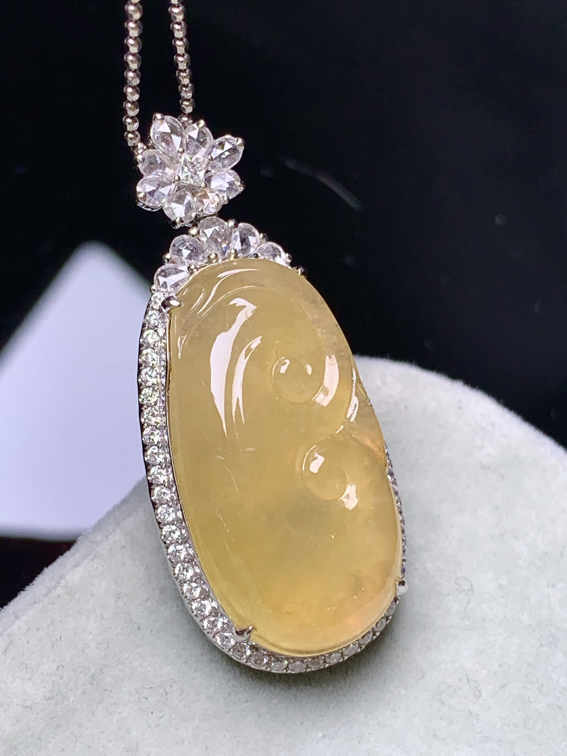 18k金钻镶嵌黄翡如意吊坠 玉质细腻 色泽艳丽清新 水润亮眼 整体尺寸35.3*15.5*8.3m5