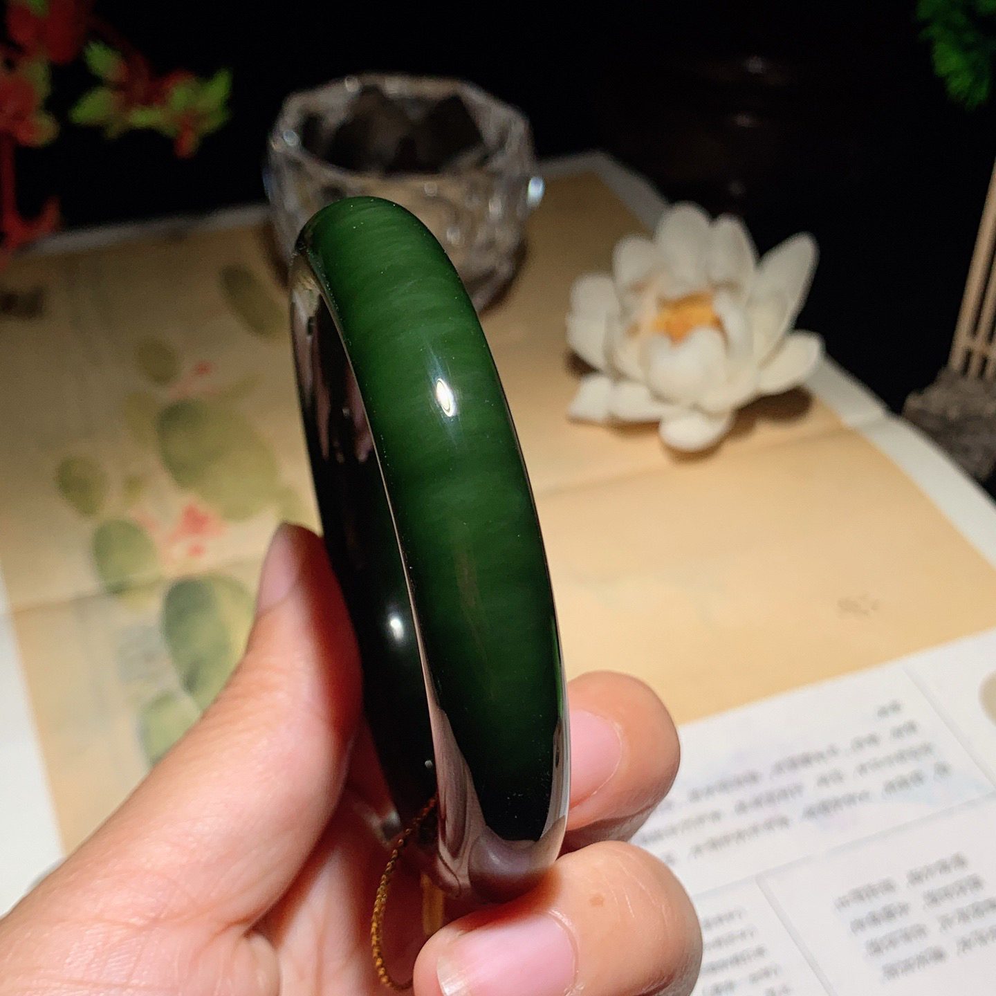 58圈口和田玉菠菜绿俄罗斯碧玉猫眼手镯 58圈口条宽12厚9重56克。玉质细腻油润。手推出油。佩戴高端典雅。lt260418