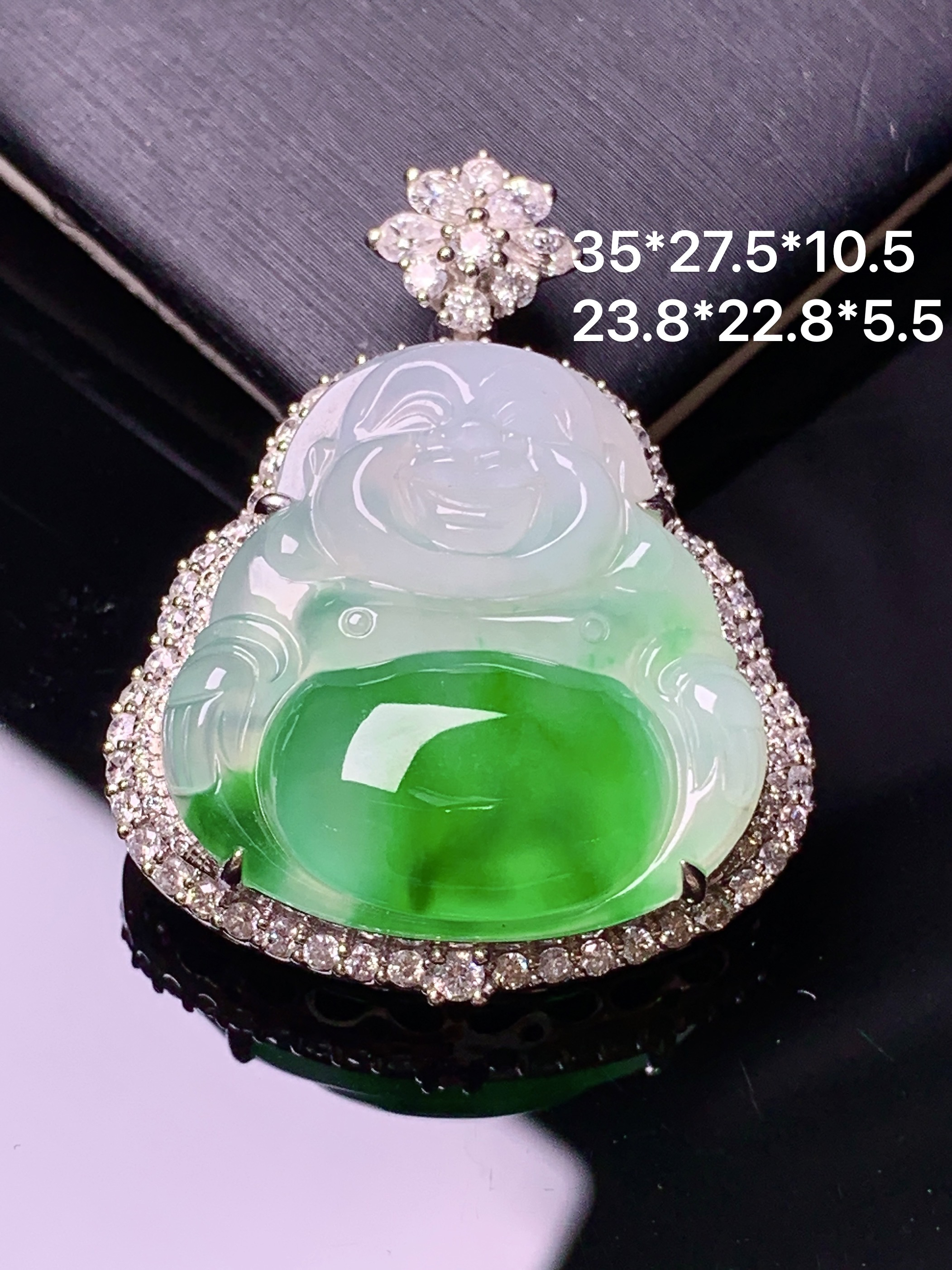 18k金钻镶嵌飘绿佛公吊坠 玉质细腻 色泽艳丽清新 水润亮眼 整体尺寸35*27.5*10.5z1