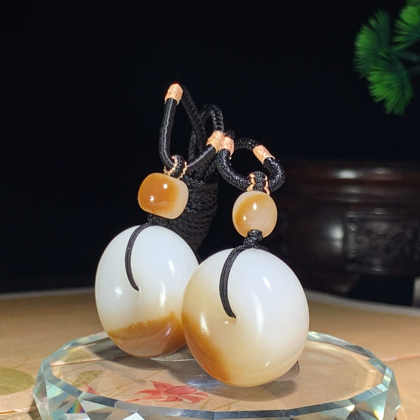 一对新疆和田玉且末糖平安扣挂件 尺寸24/10重31克！玉质细腻油润 底色纯净 脂粉好，品质好。lt