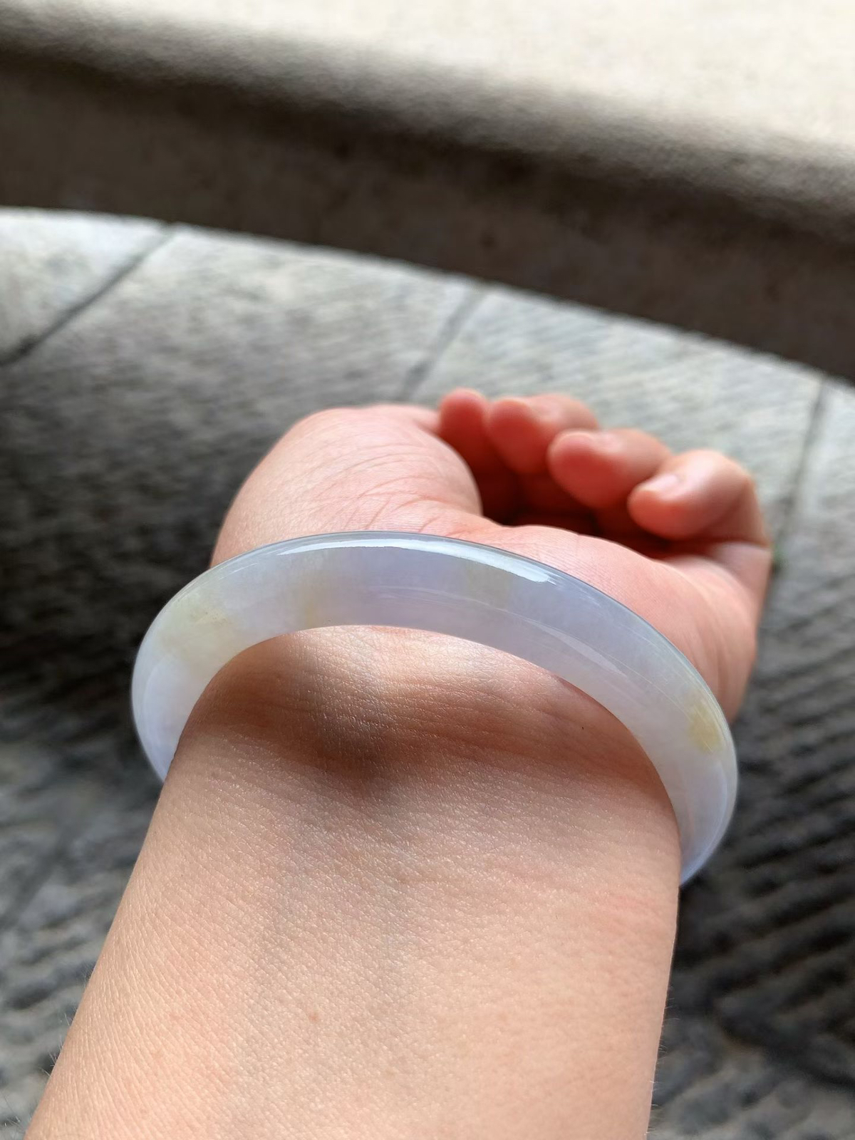 紫罗兰黄翡圆条手镯尺寸54.5*10*9.5 玉质细腻均匀，紫色淡雅清新，镯身一侧带有天然形成的暖黄色俏色，色泽柔和自然，韵味十足！